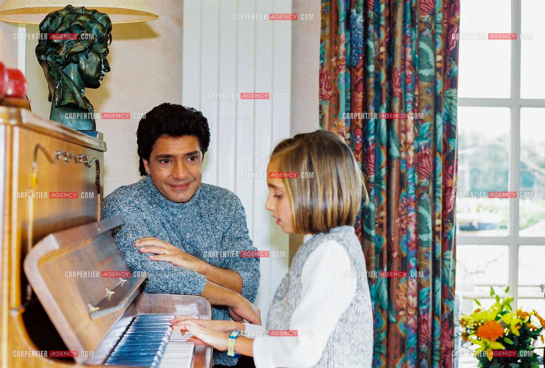 Le chanteur Frédéric François chez lui en Belgique. Frédéric et sa fille Victoria au piano.  ( Exclusif )