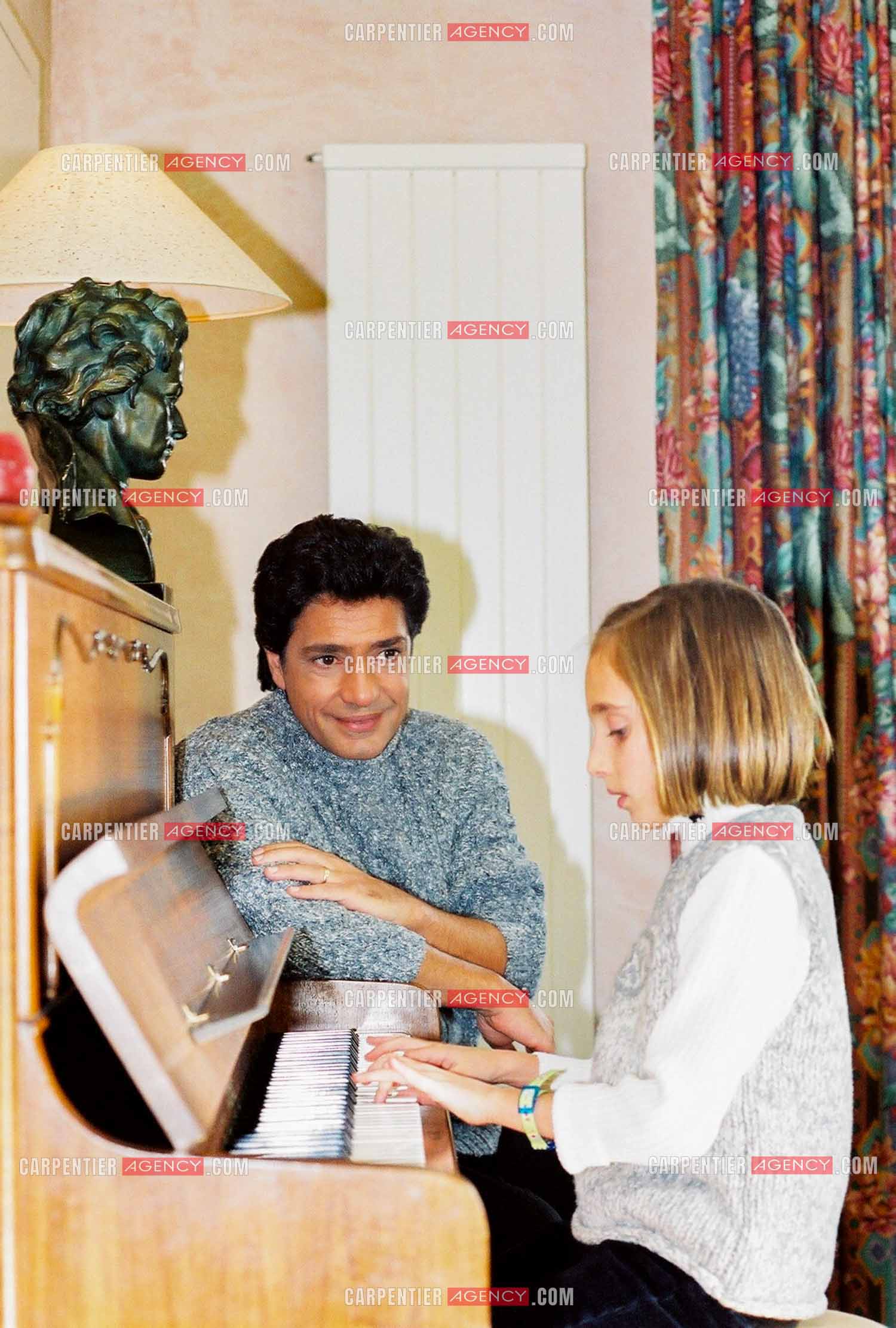 Le chanteur Frédéric François chez lui en Belgique. Frédéric et sa fille Victoria au piano.  ( Exclusif )