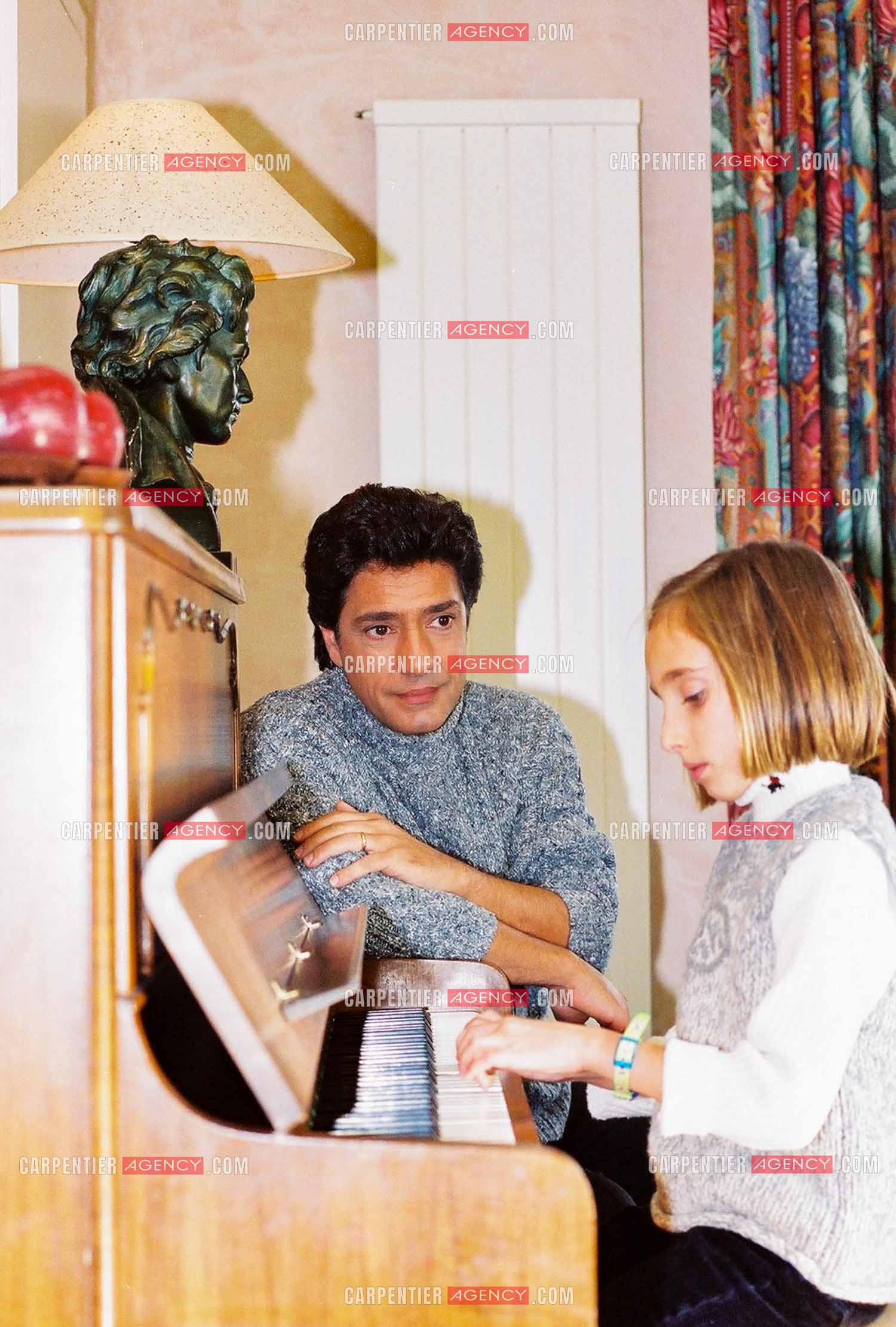 Le chanteur Frédéric François chez lui en Belgique. Frédéric et sa fille Victoria au piano.  ( Exclusif )