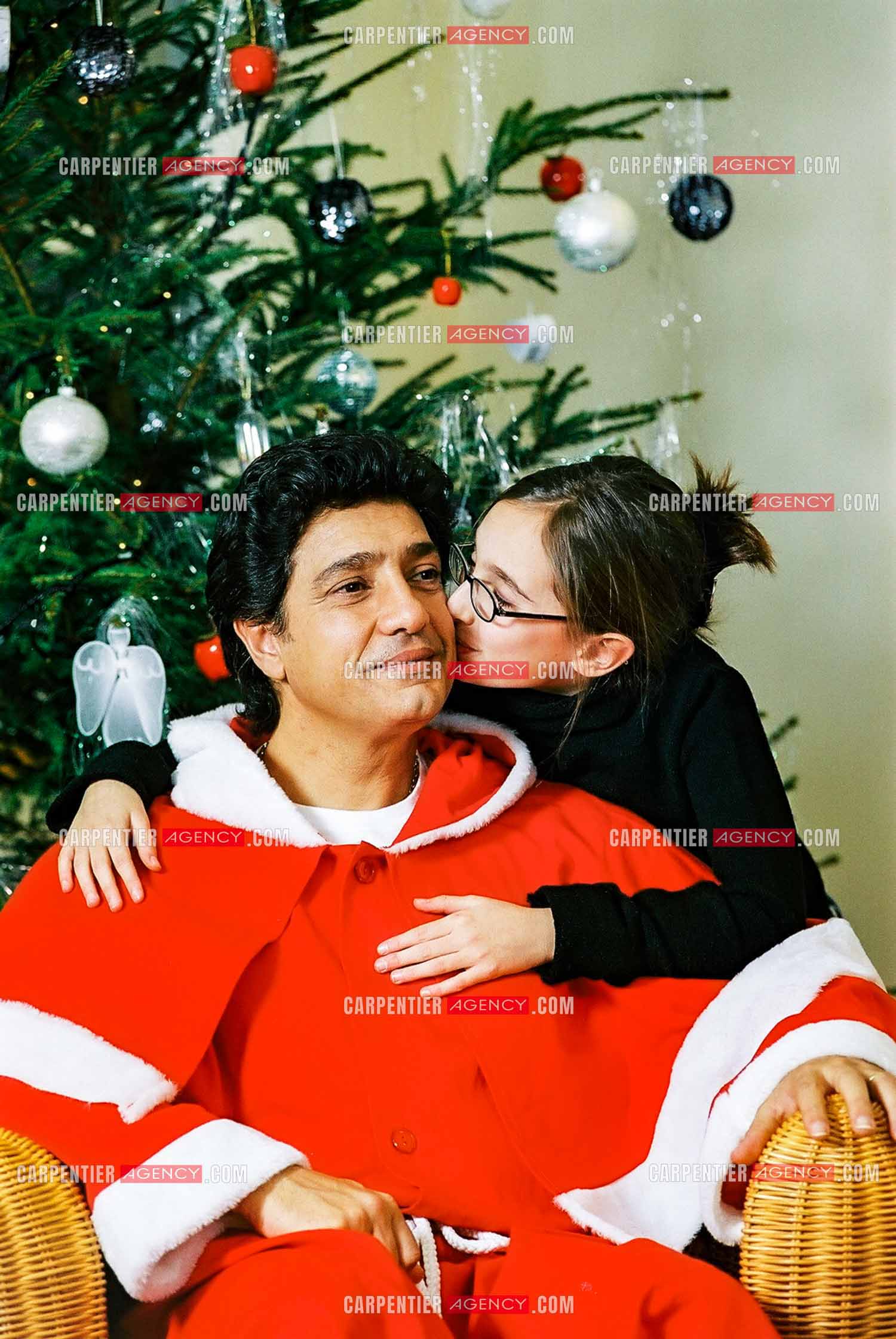 Le chanteur Frédéric François chez lui en Belgique habillé en père Noël pour le plaisir de sa fille Victoria.  ( Exclusif )