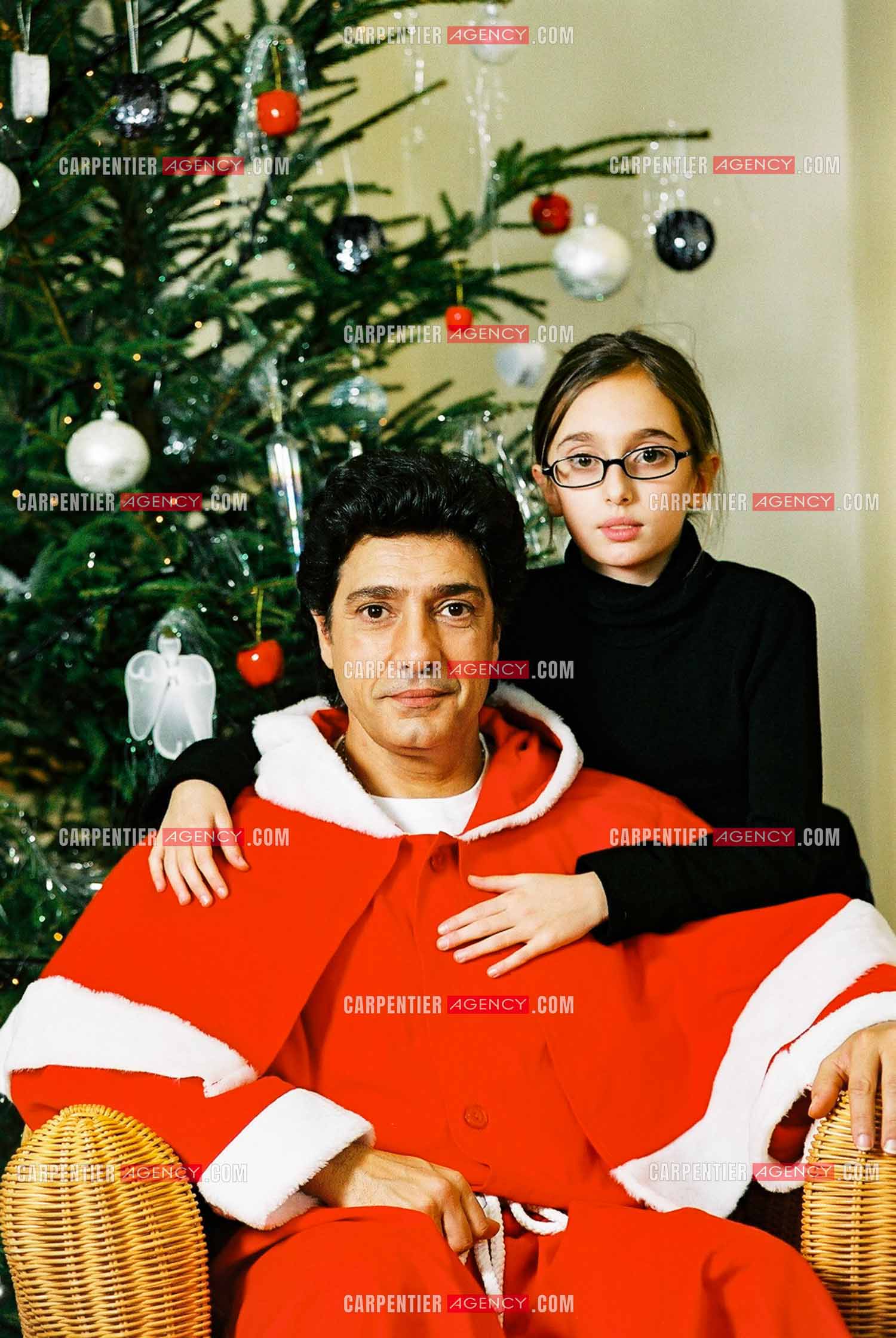 Le chanteur Frédéric François chez lui en Belgique habillé en père Noël pour le plaisir de sa fille Victoria.  ( Exclusif )