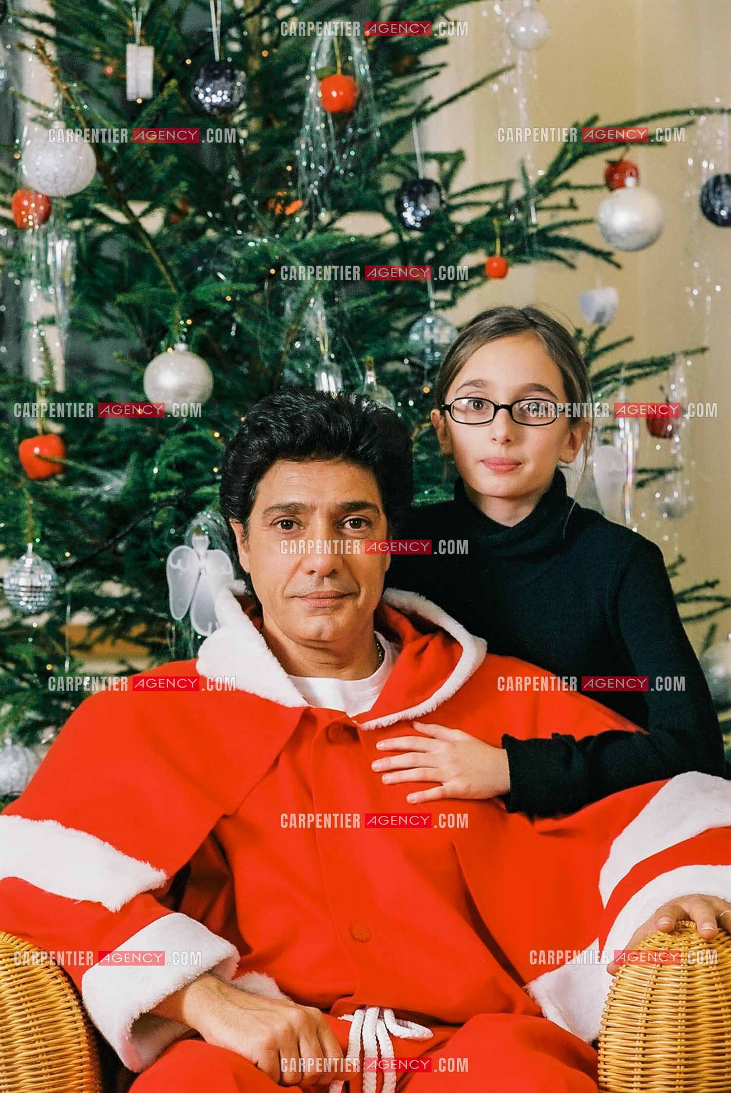 Le chanteur Frédéric François chez lui en Belgique habillé en père Noël pour le plaisir de sa fille Victoria.  ( Exclusif )