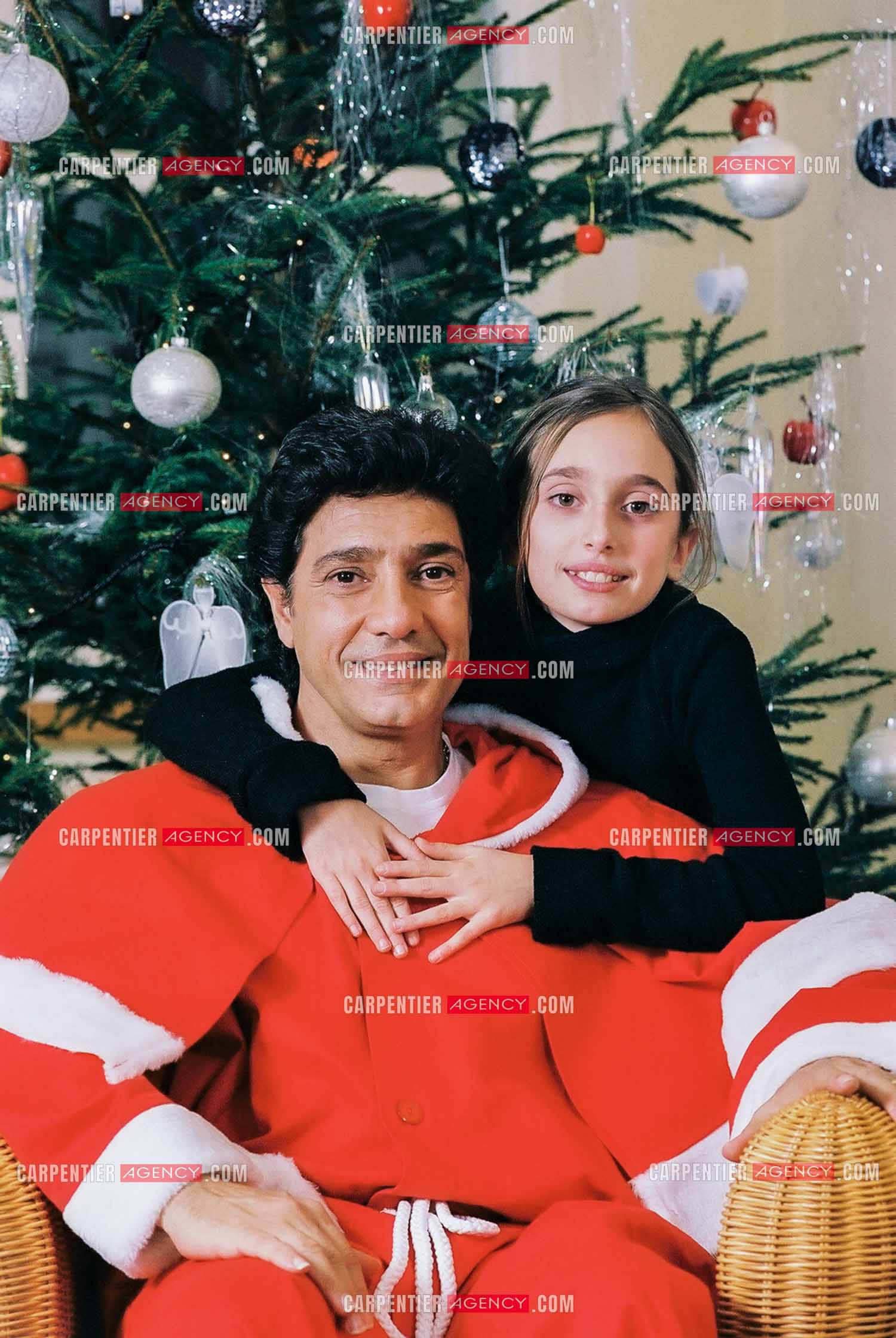 Le chanteur Frédéric François chez lui en Belgique habillé en père Noël pour le plaisir de sa fille Victoria.  ( Exclusif )