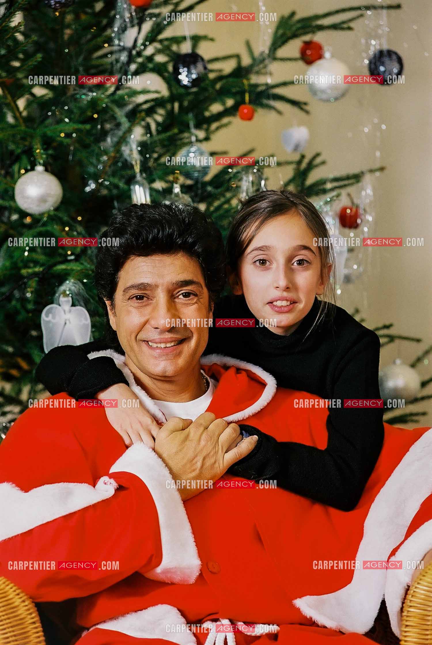 Le chanteur Frédéric François chez lui en Belgique habillé en père Noël pour le plaisir de sa fille Victoria.  ( Exclusif )