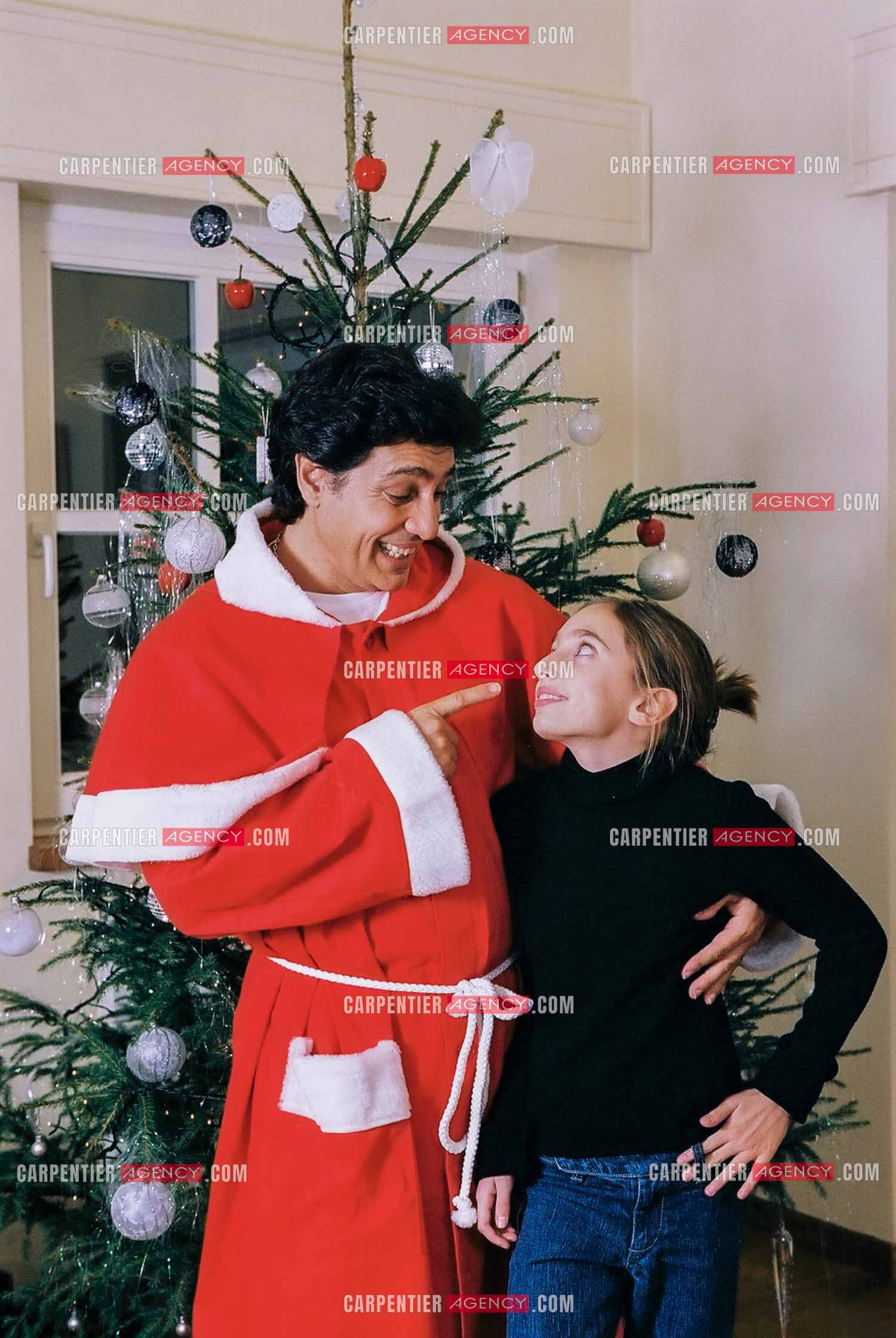 Le chanteur Frédéric François chez lui en Belgique habillé en père Noël pour le plaisir de sa fille Victoria.  ( Exclusif )