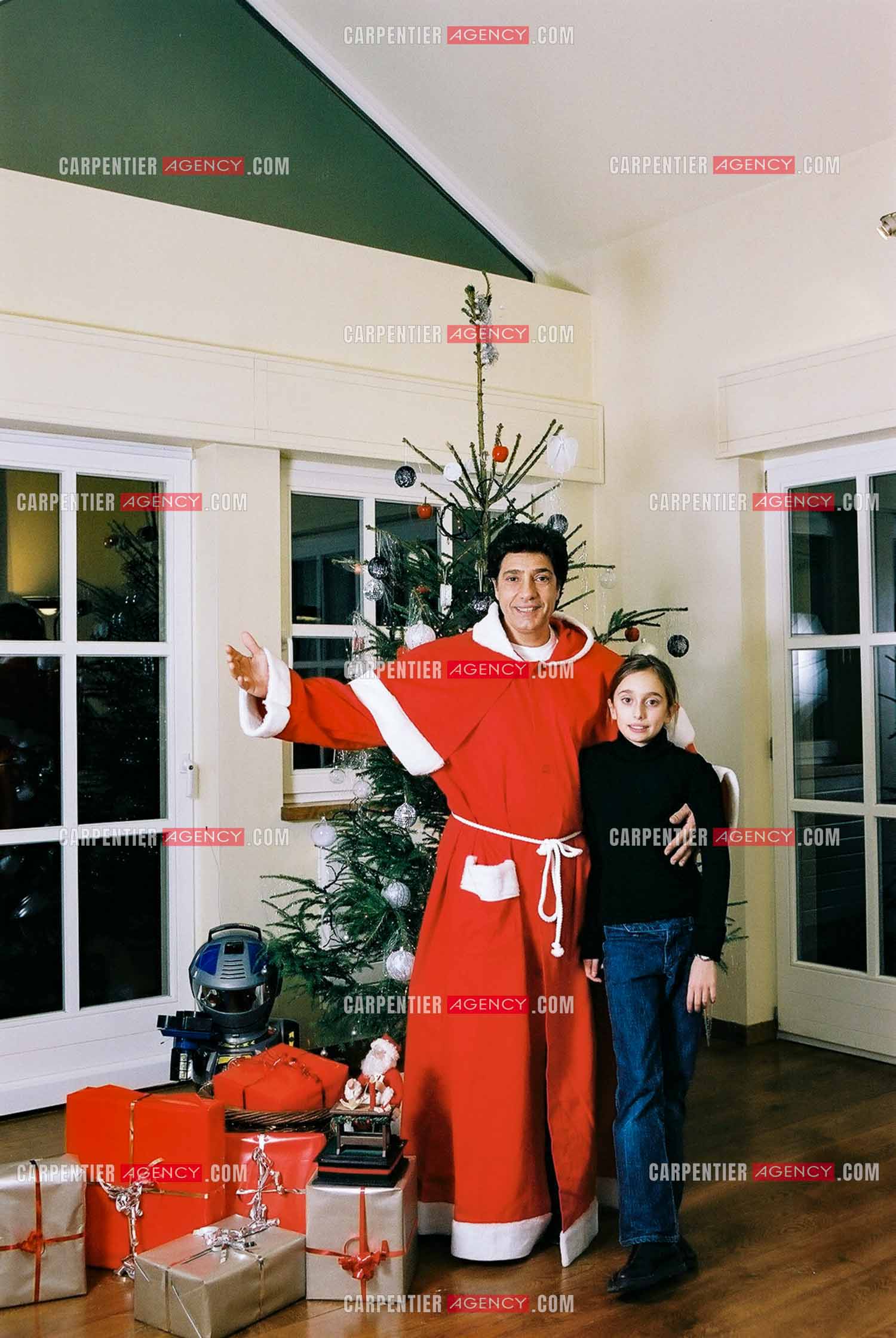 Le chanteur Frédéric François chez lui en Belgique habillé en père Noël pour le plaisir de sa fille Victoria.  ( Exclusif )