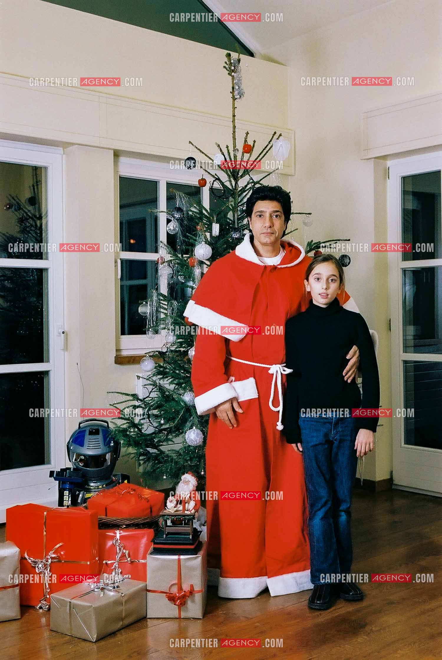 Le chanteur Frédéric François chez lui en Belgique habillé en père Noël pour le plaisir de sa fille Victoria.  ( Exclusif )