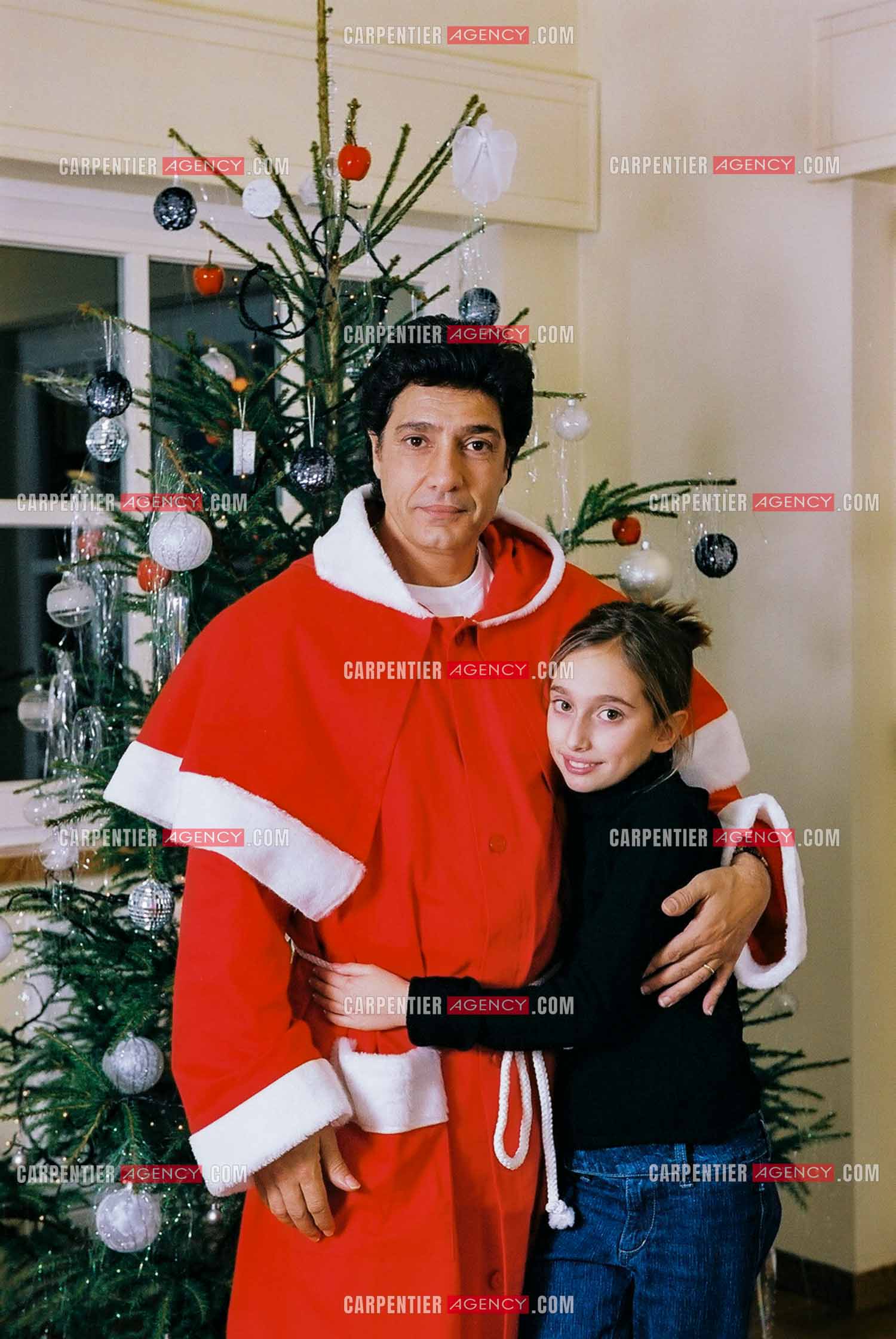 Le chanteur Frédéric François chez lui en Belgique habillé en père Noël pour le plaisir de sa fille Victoria.  ( Exclusif )