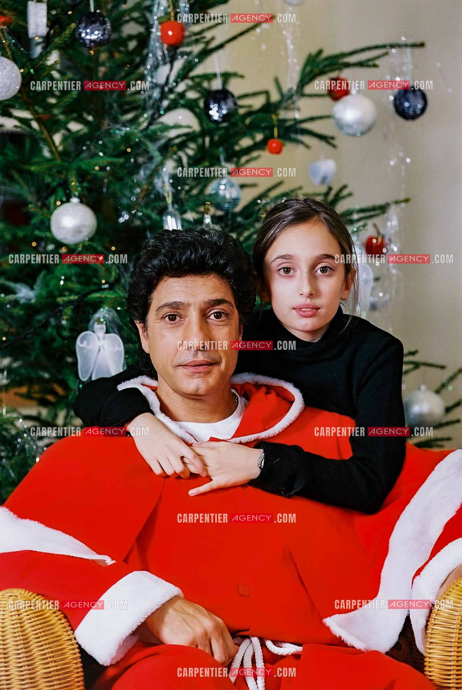 Le chanteur Frédéric François chez lui en Belgique habillé en père Noël pour le plaisir de sa fille Victoria.  ( Exclusif )