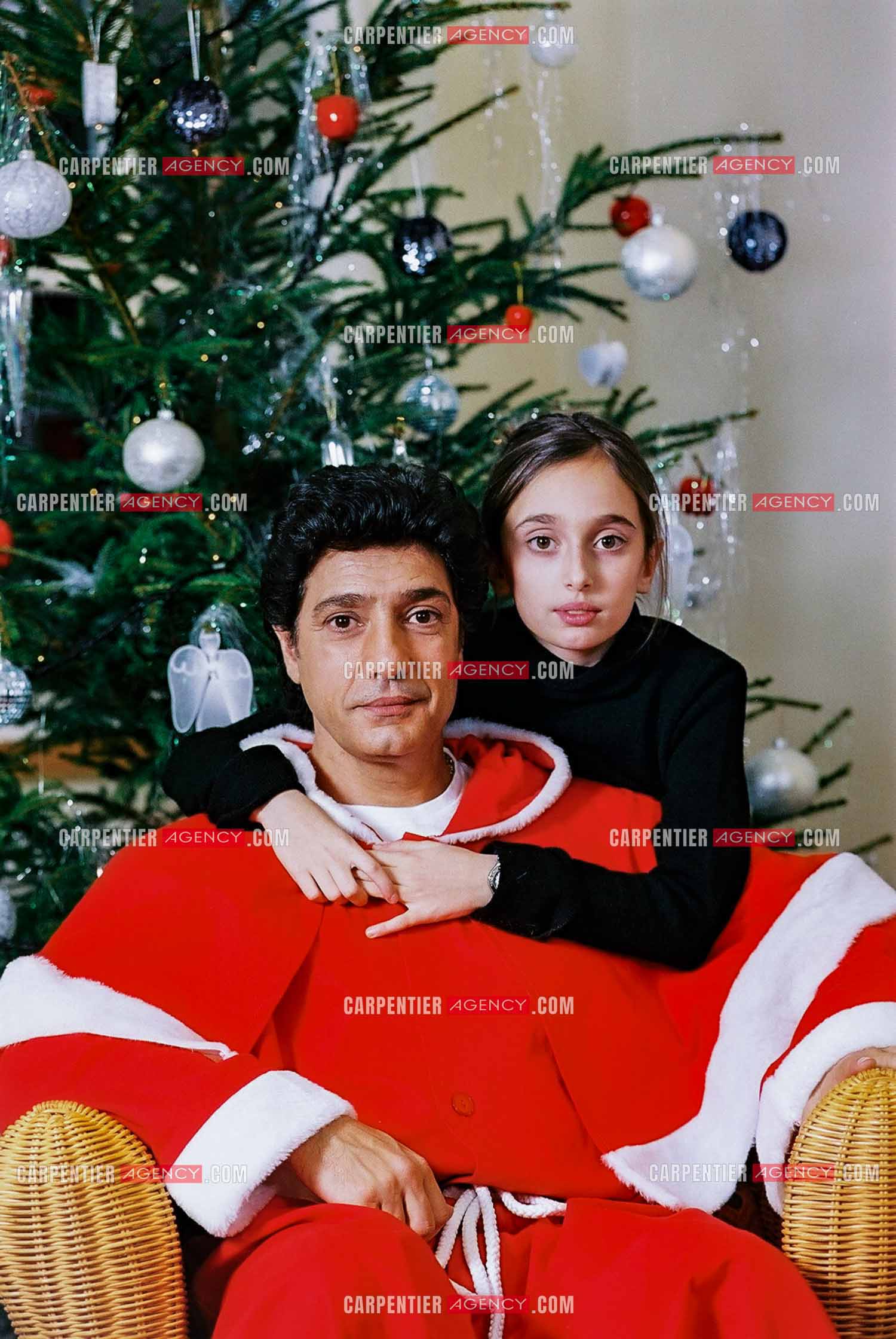 Le chanteur Frédéric François chez lui en Belgique habillé en père Noël pour le plaisir de sa fille Victoria.  ( Exclusif )