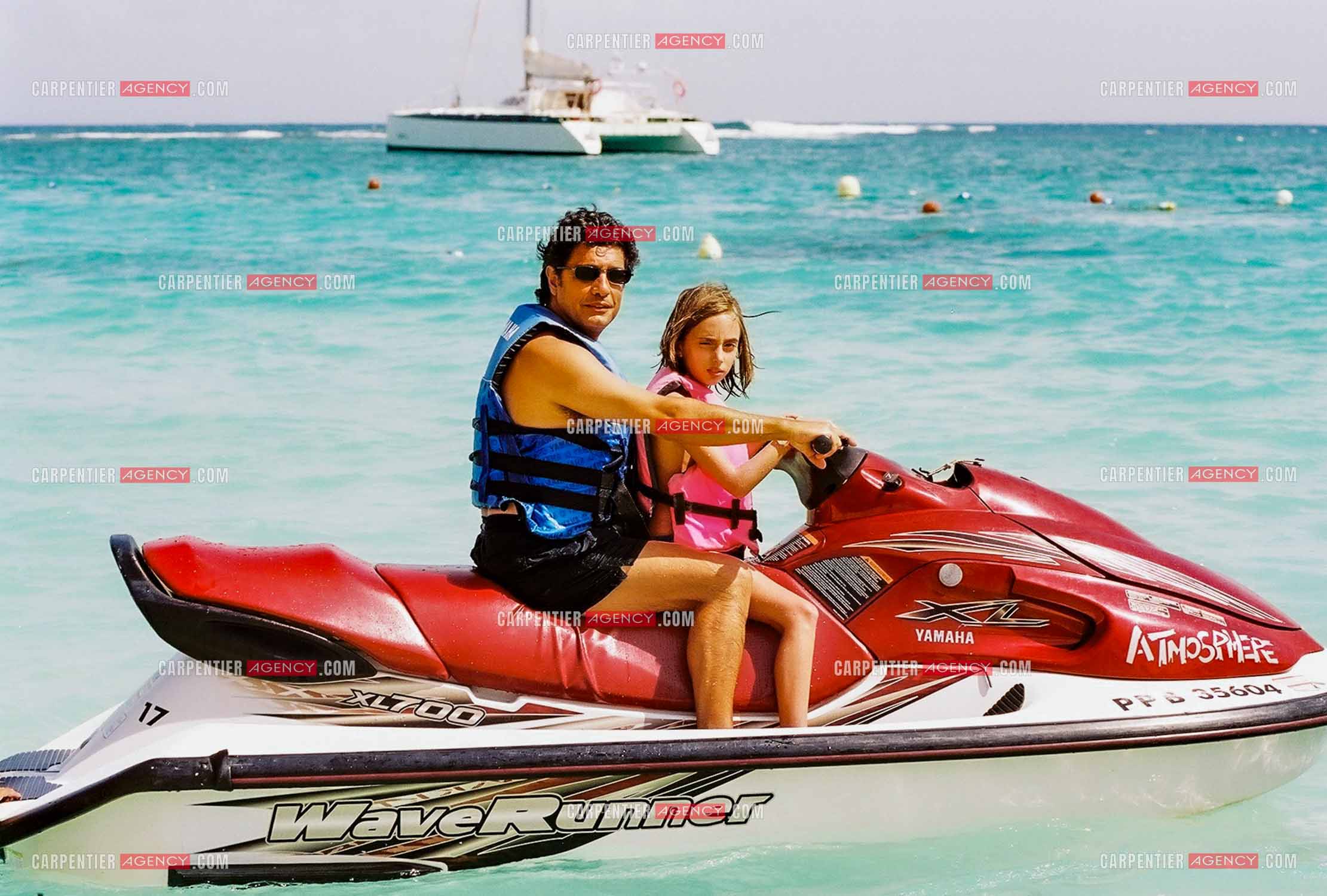 Le chanteur Frédéric François et sa fille Victoria lors des escales de sa croisière aux Caraïbes en 2001.  ( Exclusif )