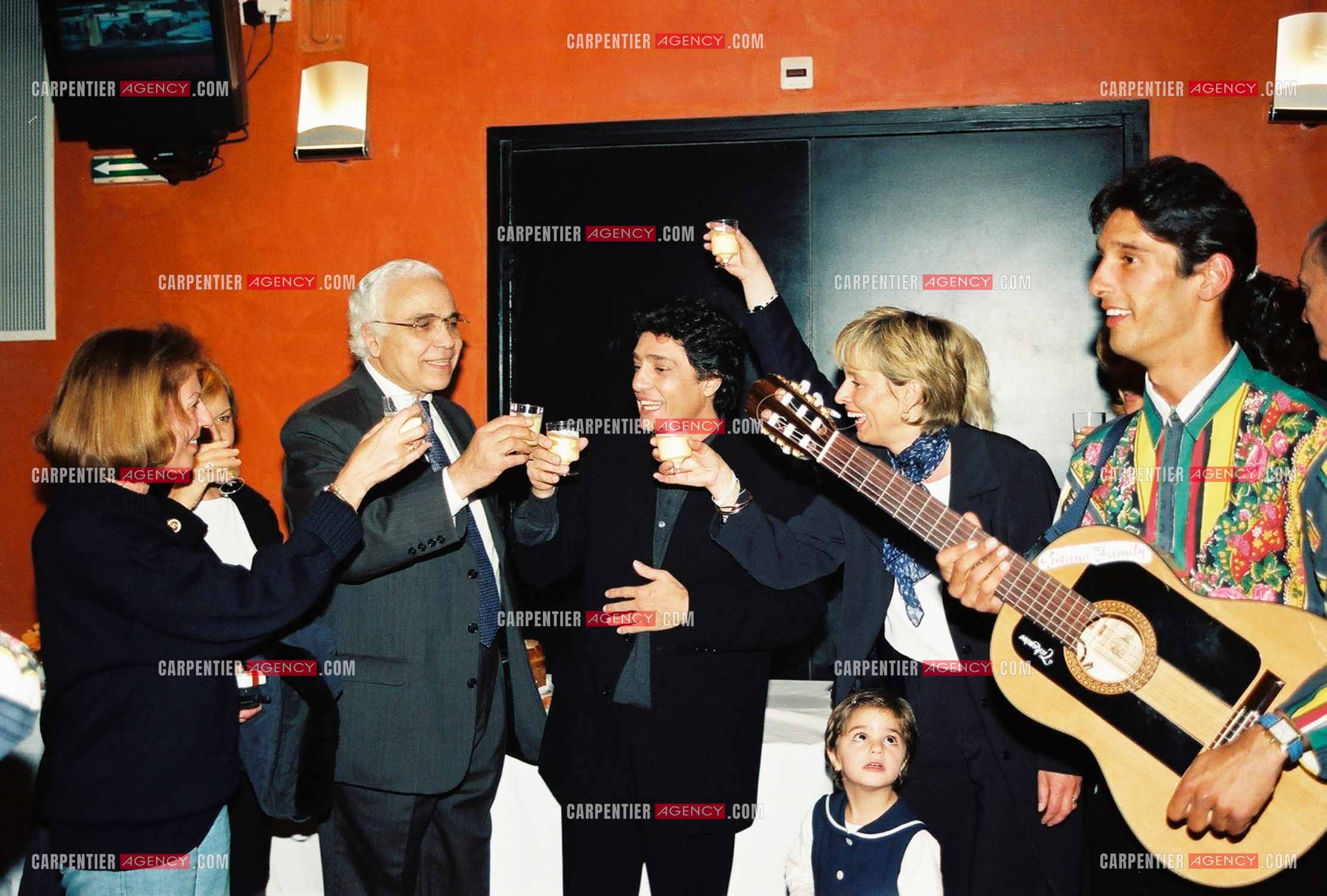 Le chanteur Frédéric François à l'Olympia du 10 au 19 mars 2000. Petite fête dans les loges pour la dernière date de cet Olympia. Frédéric entouré de sa femme Monique, son manager Moïse Benitha et Patricia Coquatrix.  ( Exclusif )