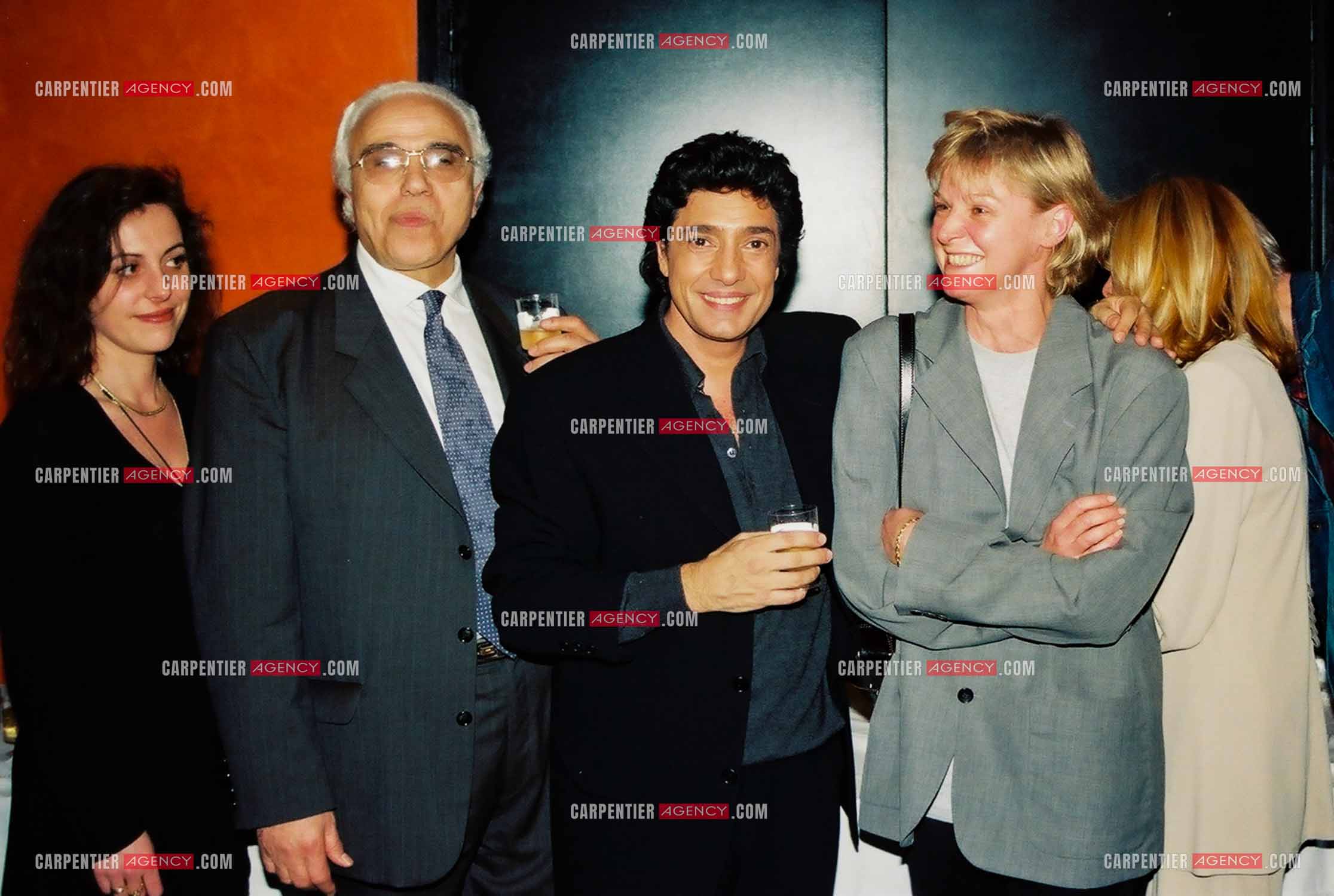 Le chanteur Frédéric François à l'Olympia du 10 au 19 mars 2000. Petite fête dans les loges pour la dernière date de cet Olympia. Frédéric entouré de son manager Moïse Benitha et ses deux attachées de presse Catherine Battner et Vincence Stark. ( Exclusif )