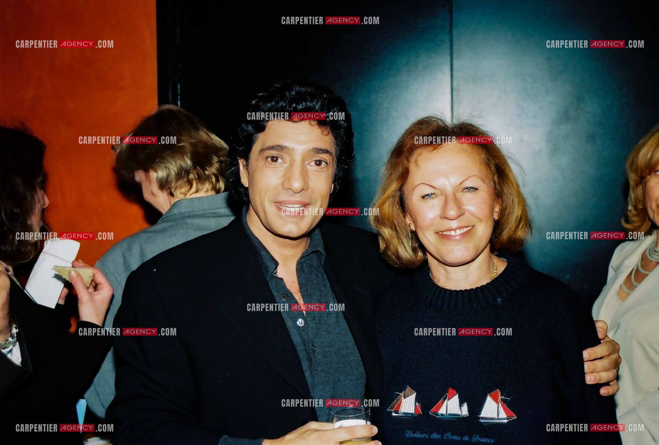 Le chanteur Frédéric François à l'Olympia du 10 au 19 mars 2000. Petite fête dans les loges pour la dernière date de cet Olympia. Frédéric et Patricia Coquatrix.  ( Exclusif )