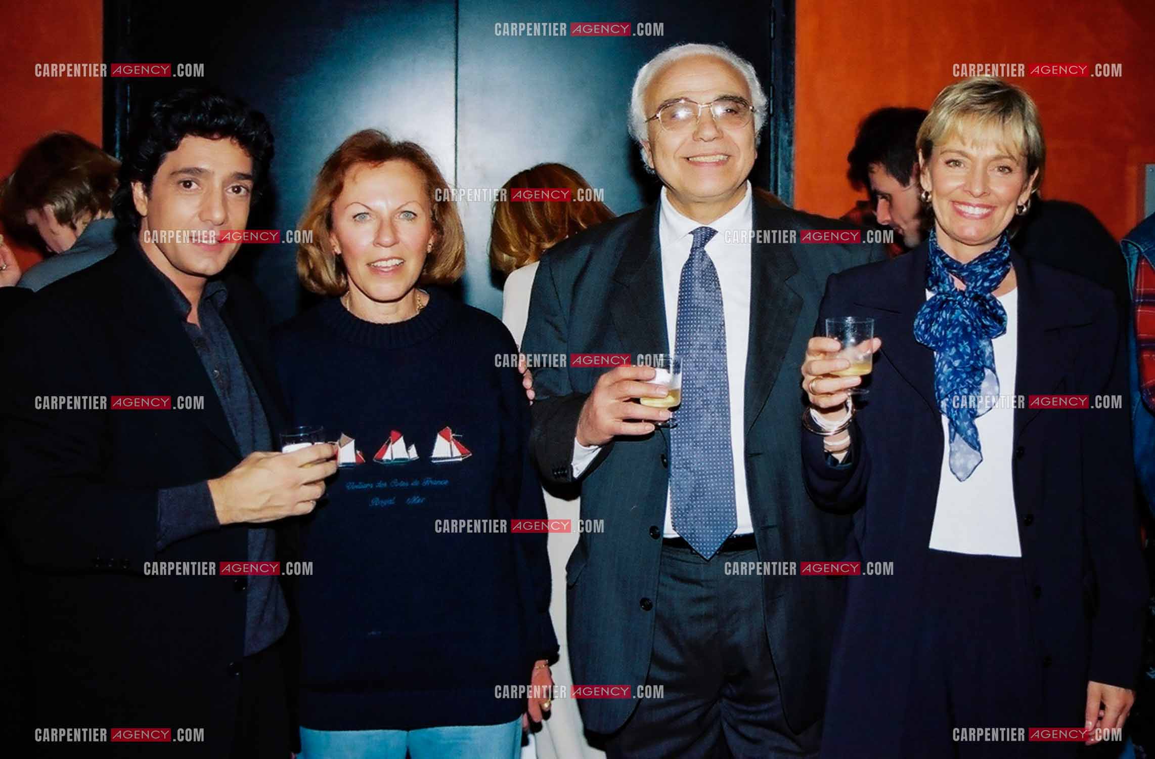Le chanteur Frédéric François à l'Olympia du 10 au 19 mars 2000. Petite fête dans les loges pour la dernière date de cet Olympia. Frédéric, Patricia Coquatrix, Moïse Benitha et Monique Barracato.  ( Exclusif )
