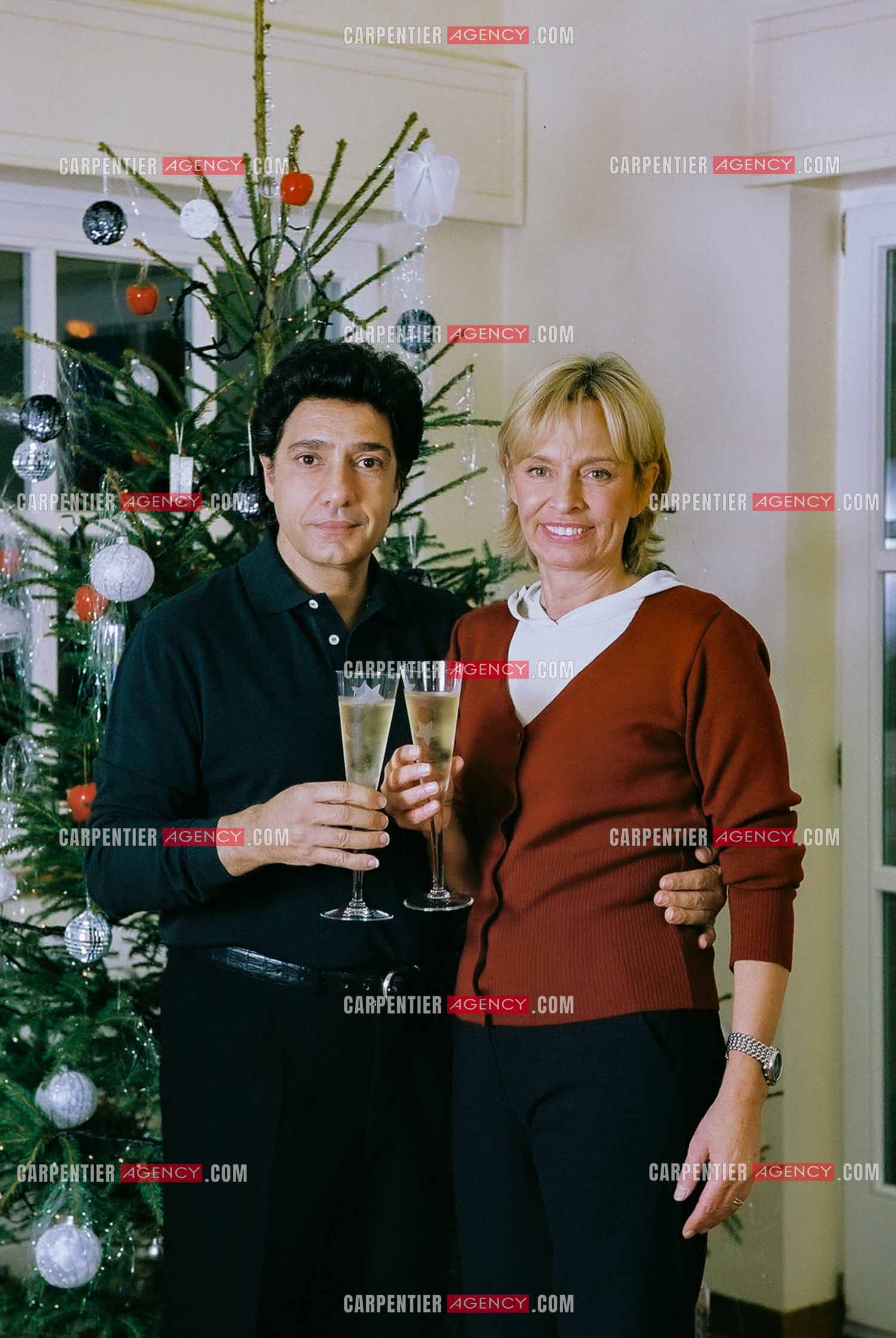 Le chanteur Frédéric François chez lui en Belgique se prépare à fêter Noël en famille autour du sapin. Frédéric et sa femme Monique trinquent pour annoncer les fêtes.  ( Exclusif )