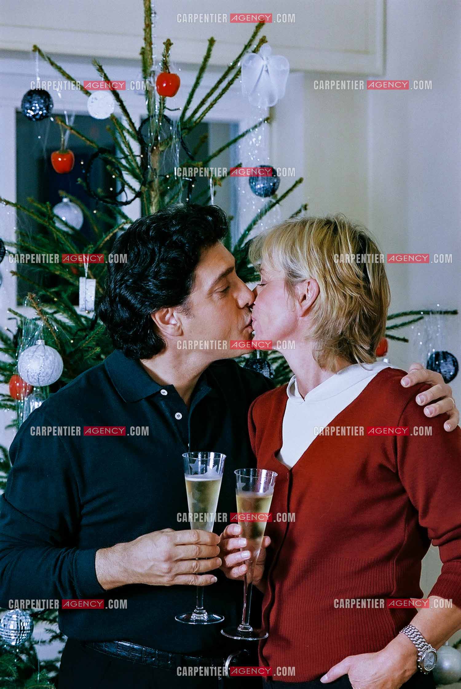 Le chanteur Frédéric François chez lui en Belgique se prépare à fêter Noël en famille autour du sapin. Frédéric et sa femme Monique trinquent pour annoncer les fêtes.  ( Exclusif )