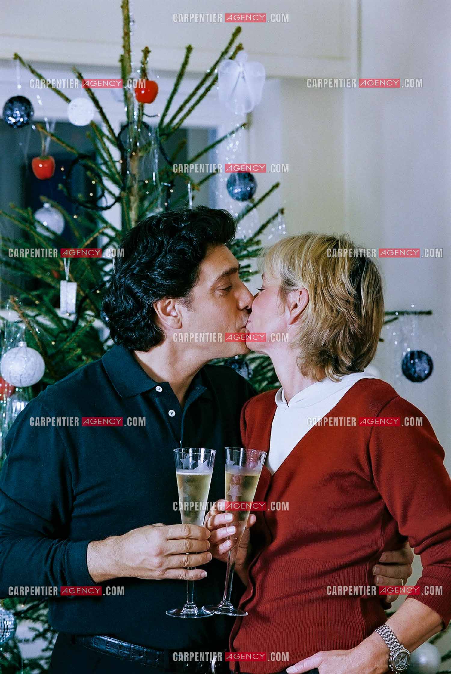 Le chanteur Frédéric François chez lui en Belgique se prépare à fêter Noël en famille autour du sapin. Frédéric et sa femme Monique trinquent pour annoncer les fêtes.  ( Exclusif )