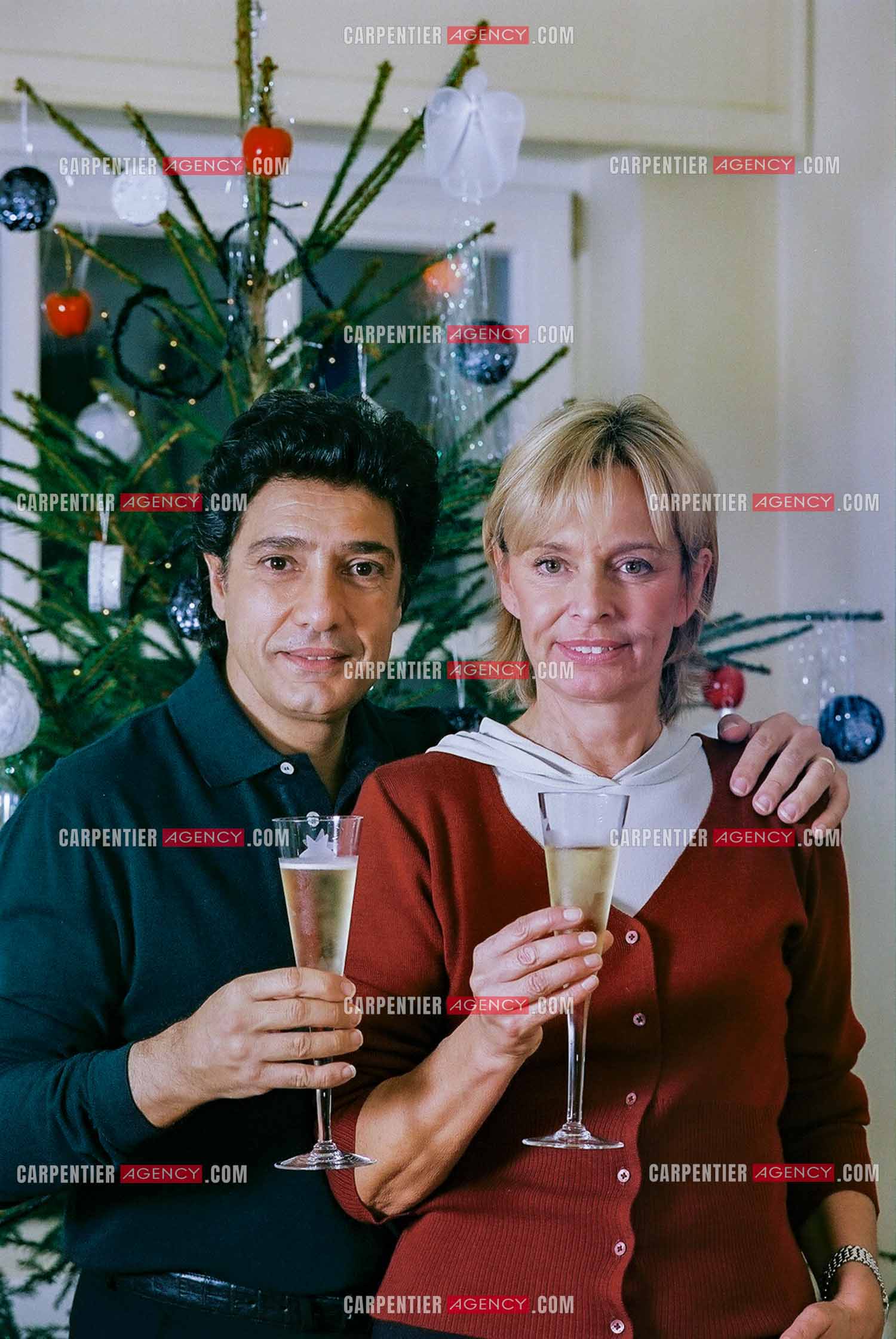 Le chanteur Frédéric François chez lui en Belgique se prépare à fêter Noël en famille autour du sapin. Frédéric et sa femme Monique trinquent pour annoncer les fêtes.  ( Exclusif )