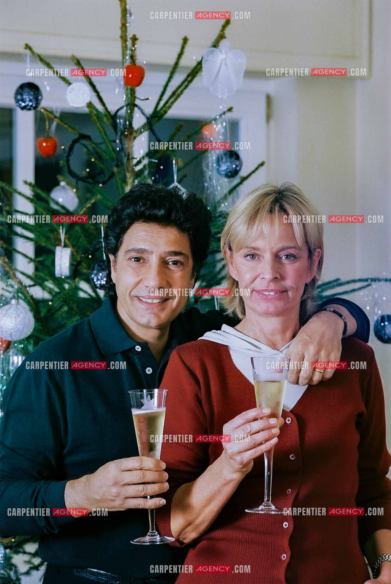 Le chanteur Frédéric François chez lui en Belgique se prépare à fêter Noël en famille autour du sapin. Frédéric et sa femme Monique trinquent pour annoncer les fêtes.  ( Exclusif )