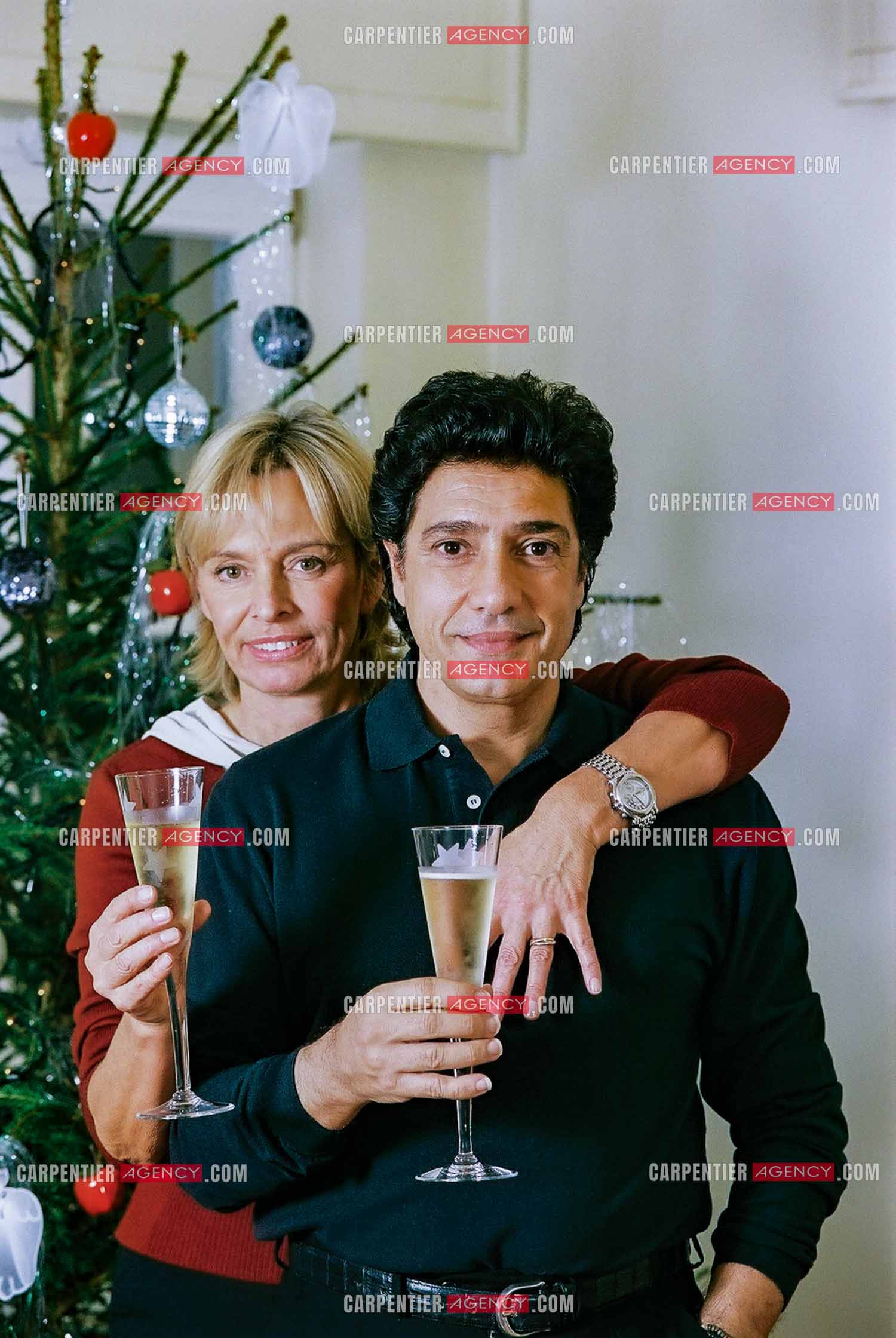 Le chanteur Frédéric François chez lui en Belgique se prépare à fêter Noël en famille autour du sapin. Frédéric et sa femme Monique trinquent pour annoncer les fêtes.  ( Exclusif )