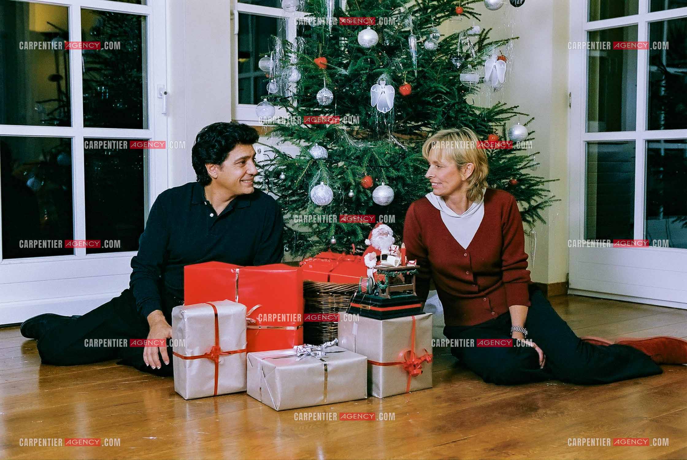 Le chanteur Frédéric François chez lui en Belgique se prépare à fêter Noël en famille autour du sapin. Frédéric et sa femme Monique trinquent pour annoncer les fêtes.  ( Exclusif )