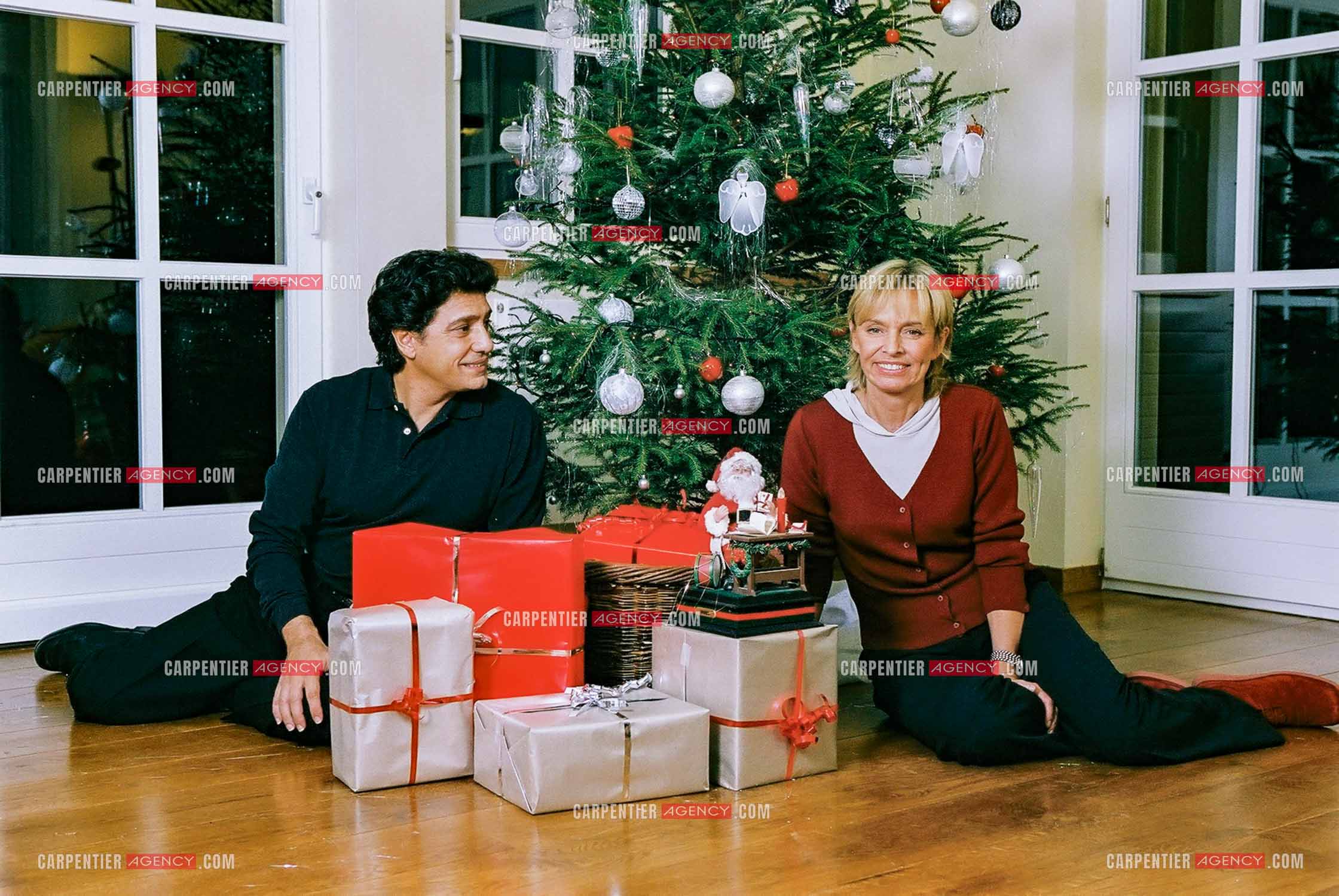 Le chanteur Frédéric François chez lui en Belgique se prépare à fêter Noël en famille autour du sapin. Frédéric et sa femme Monique trinquent pour annoncer les fêtes.  ( Exclusif )