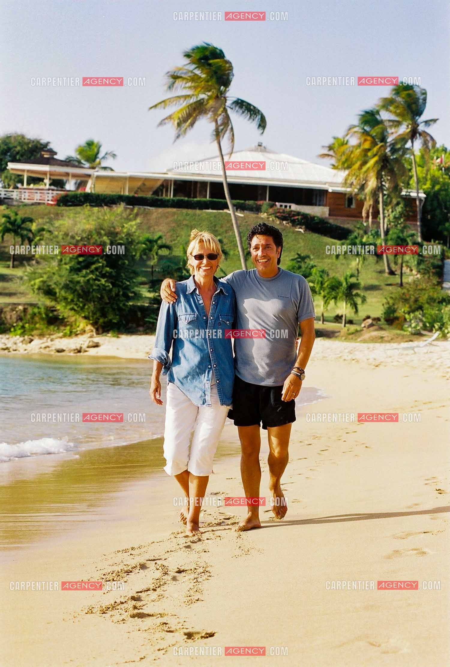 Le chanteur Frédéric François et sa femme Monique lors des escales de sa croisière aux Caraïbes en 2001.  ( Exclusif )