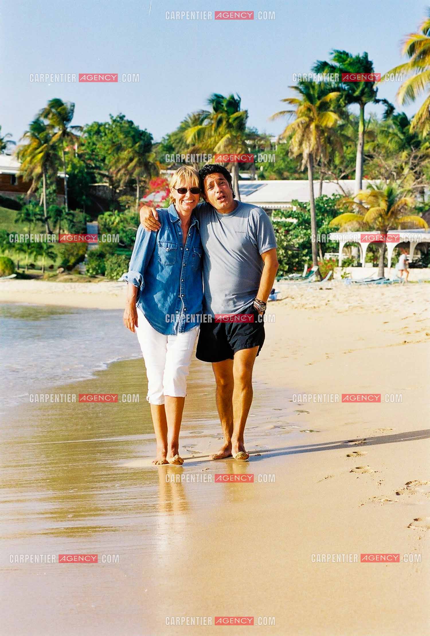 Le chanteur Frédéric François et sa femme Monique lors des escales de sa croisière aux Caraïbes en 2001.  ( Exclusif )