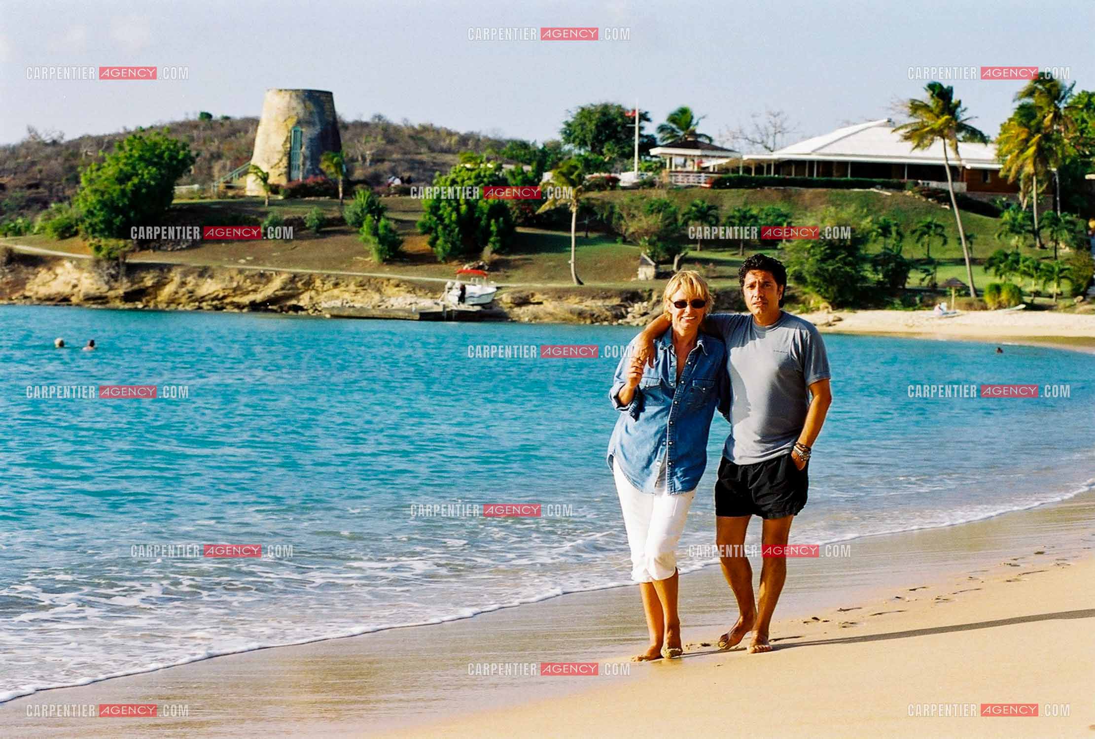 Le chanteur Frédéric François et sa femme Monique lors des escales de sa croisière aux Caraïbes en 2001.  ( Exclusif )