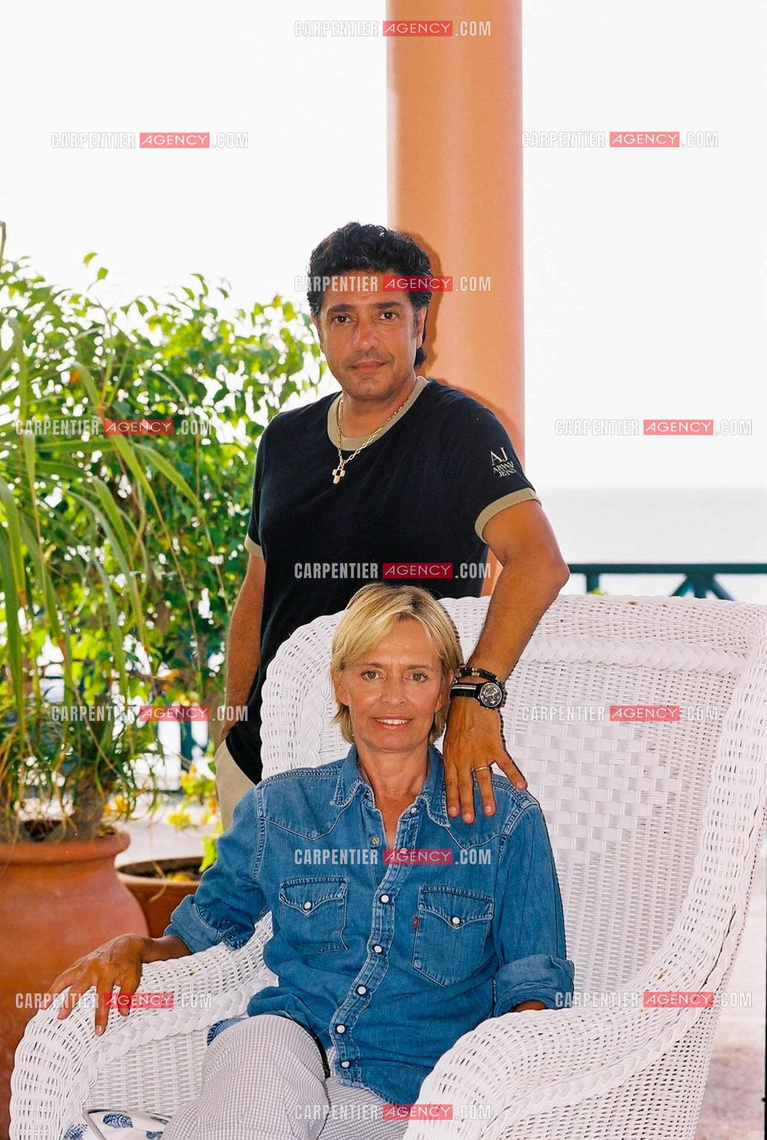 Le chanteur Frédéric François et sa femme Monique lors des escales de sa croisière aux Caraïbes en 2001.  ( Exclusif )