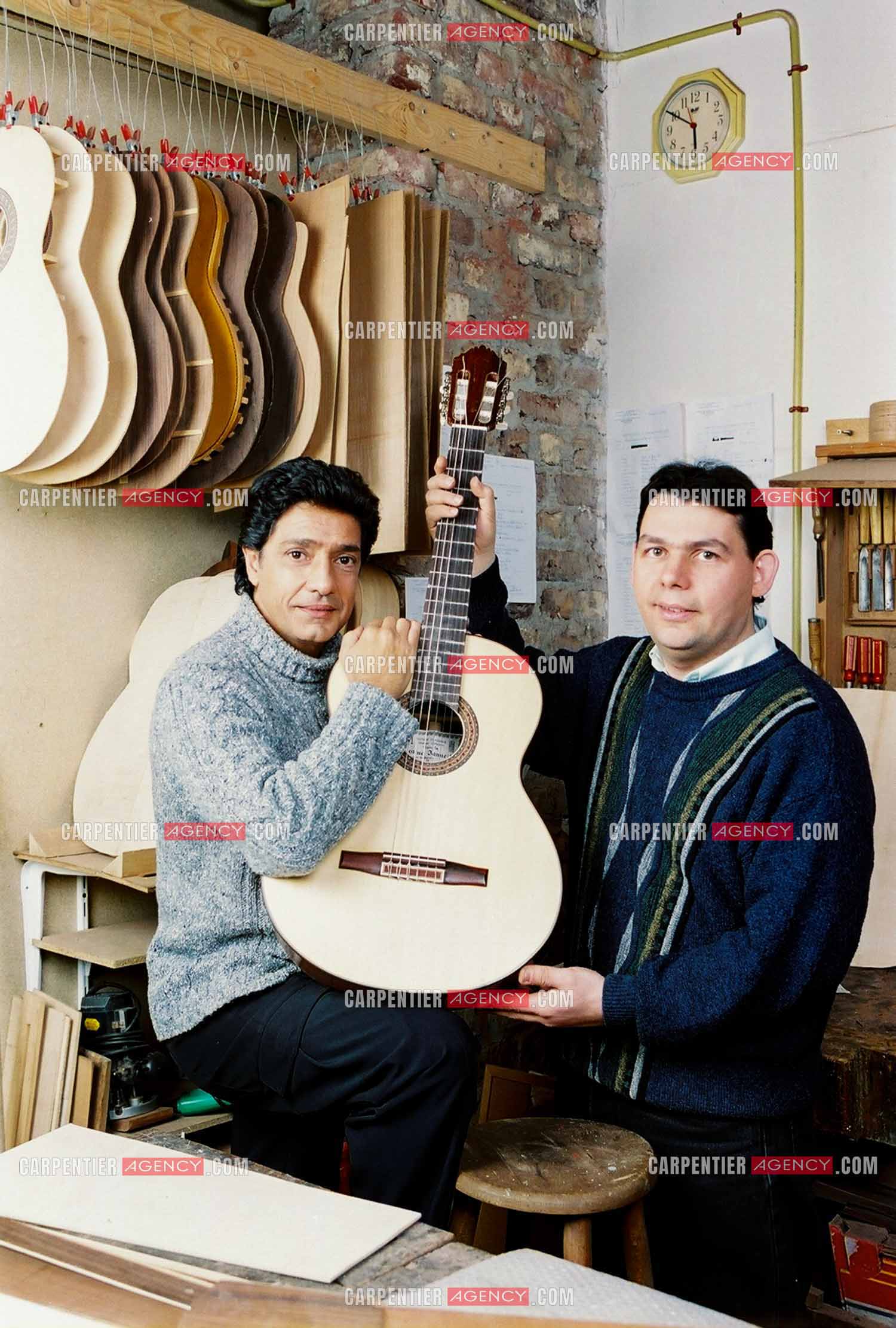 Le chanteur Frédéric François chez lui en Belgique. Frédéric et son luthier Gino Lannelli.  ( Exclusif )