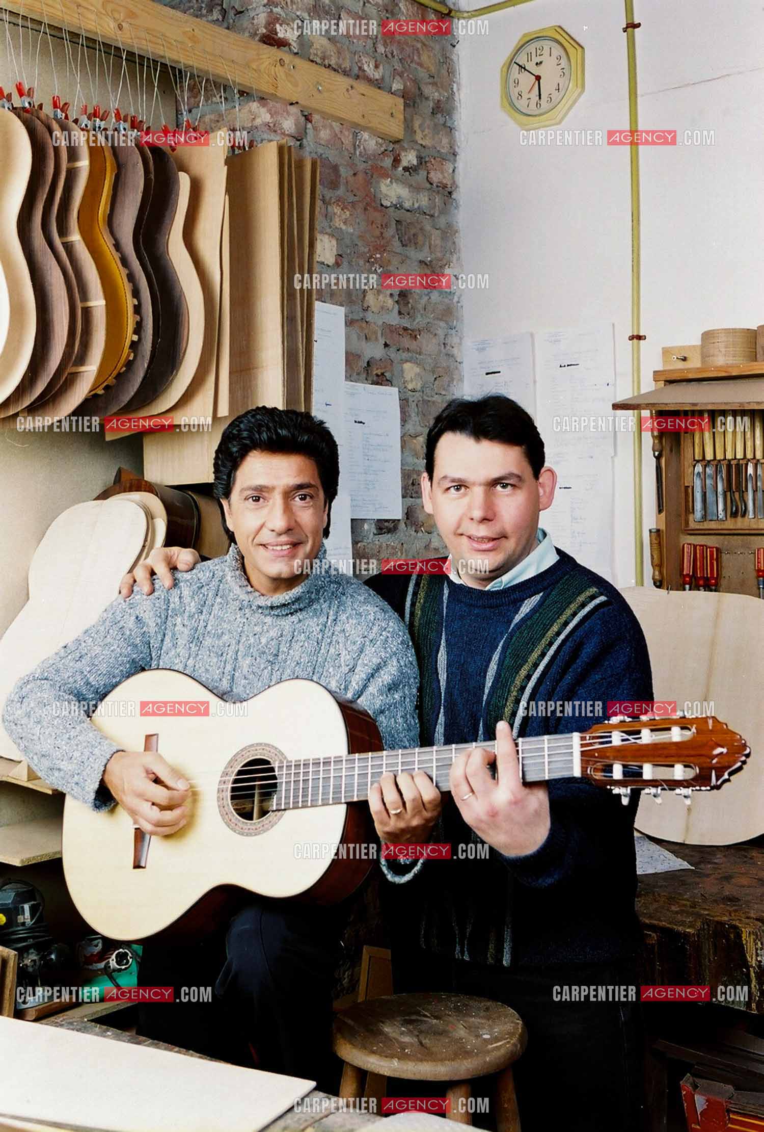 Le chanteur Frédéric François chez lui en Belgique. Frédéric et son luthier Gino Lannelli.  ( Exclusif )