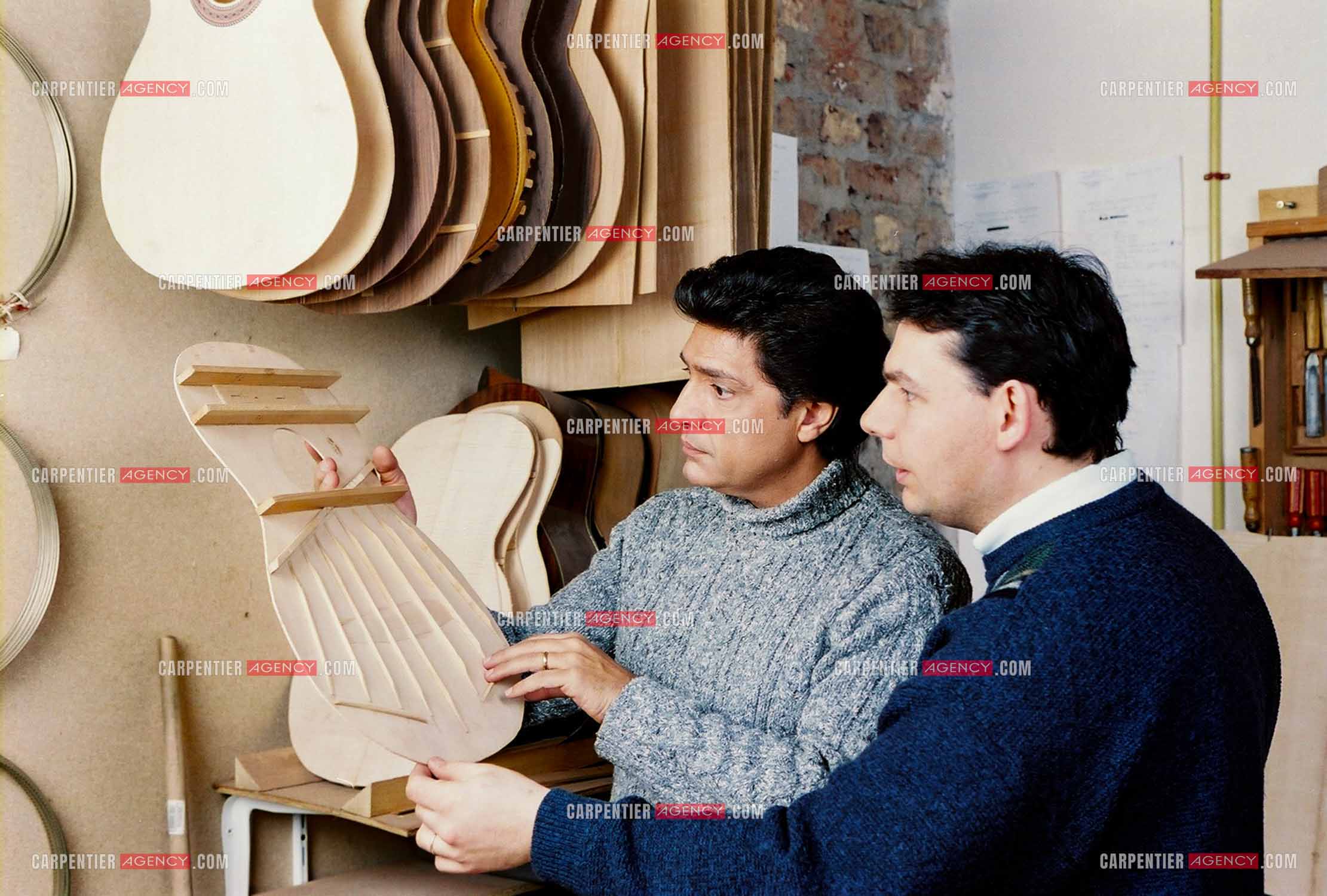 Le chanteur Frédéric François chez lui en Belgique. Frédéric et son luthier Gino Lannelli.  ( Exclusif )