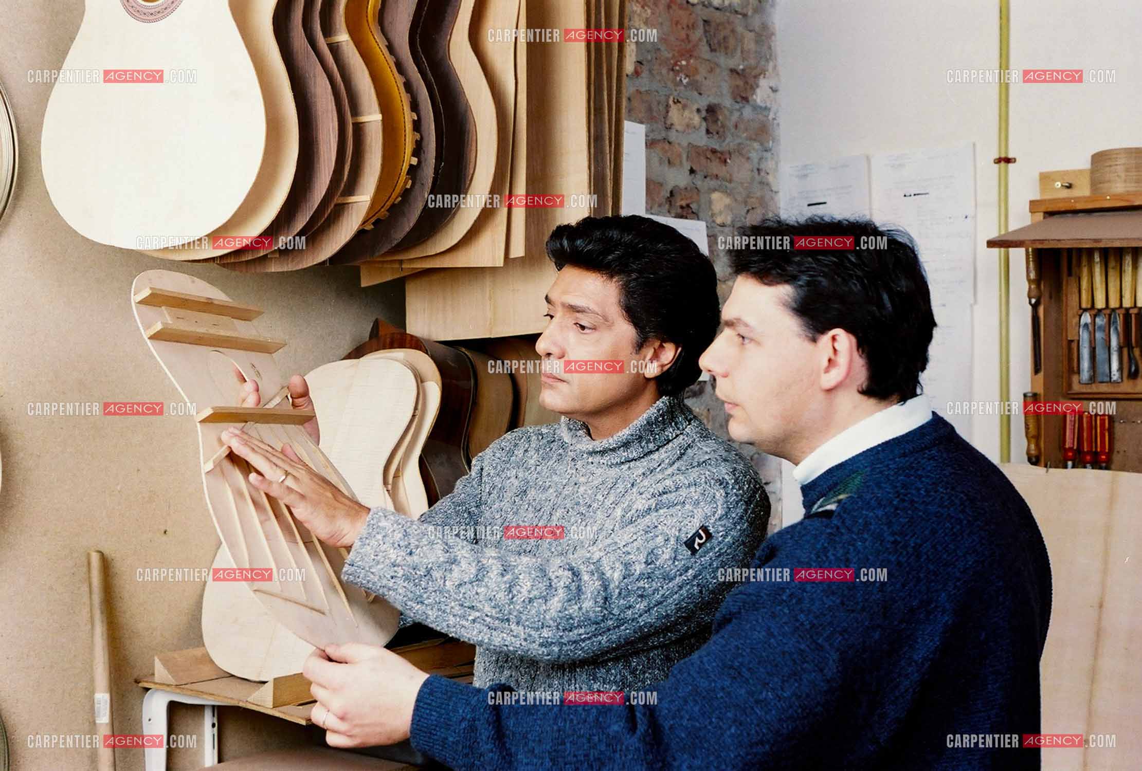 Le chanteur Frédéric François chez lui en Belgique. Frédéric et son luthier Gino Lannelli.  ( Exclusif )