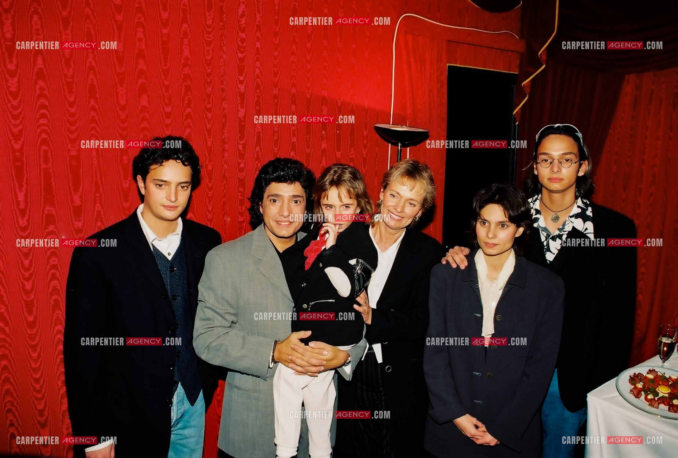 Le chanteur Frédéric François à l'Olympia du 10 au 19 mars 2000. Frédéric entouré de sa famille, Vincent, Victoria, sa femme Monique, Gloria et Anthony.  ( Exclusif )