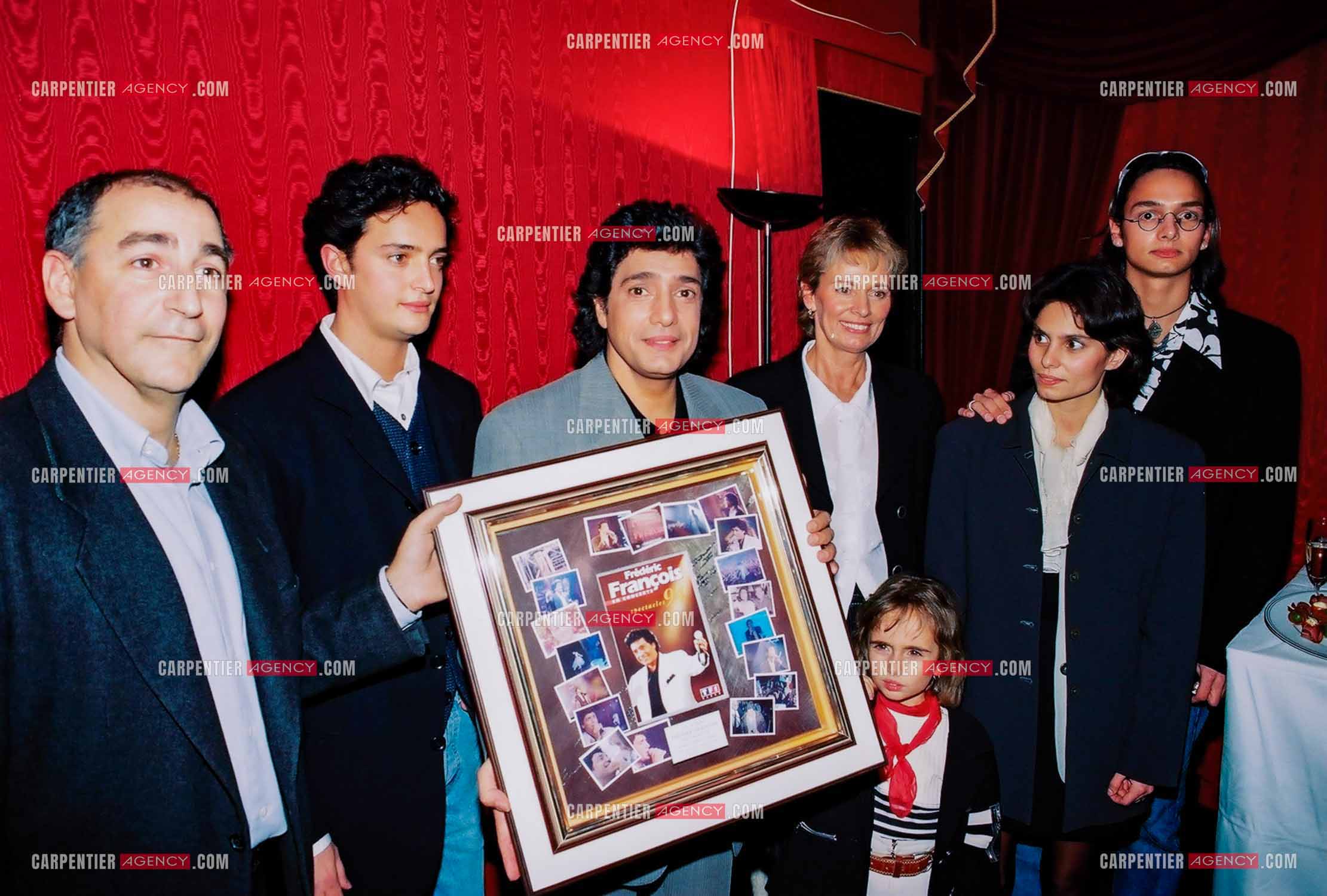 Le chanteur Frédéric François à l'Olympia du 10 au 19 mars 2000. Remise de son disque d'or pour son spectacle de 1994 par sa maison de disque. Frédéric est entouré de sa famille, Vincent, Victoria, sa femme Monique, Gloria et Anthony.  ( Exclusif )