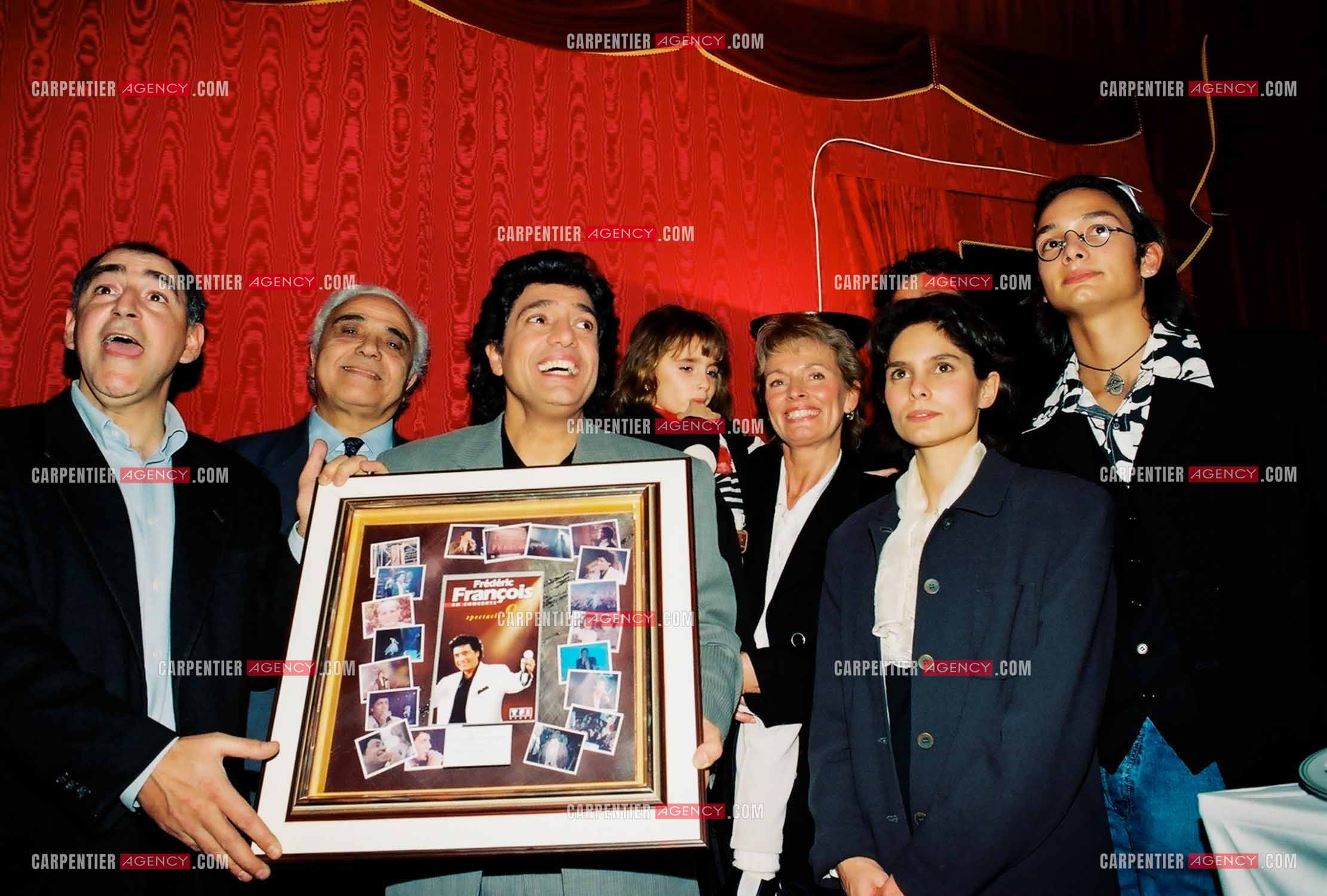 Le chanteur Frédéric François à l'Olympia du 10 au 19 mars 2000. Remise de son disque d'or pour son spectacle de 1994 par sa maison de disque. Frédéric est entouré de sa famille, Vincent, Victoria, sa femme Monique, Gloria et Anthony.  ( Exclusif )