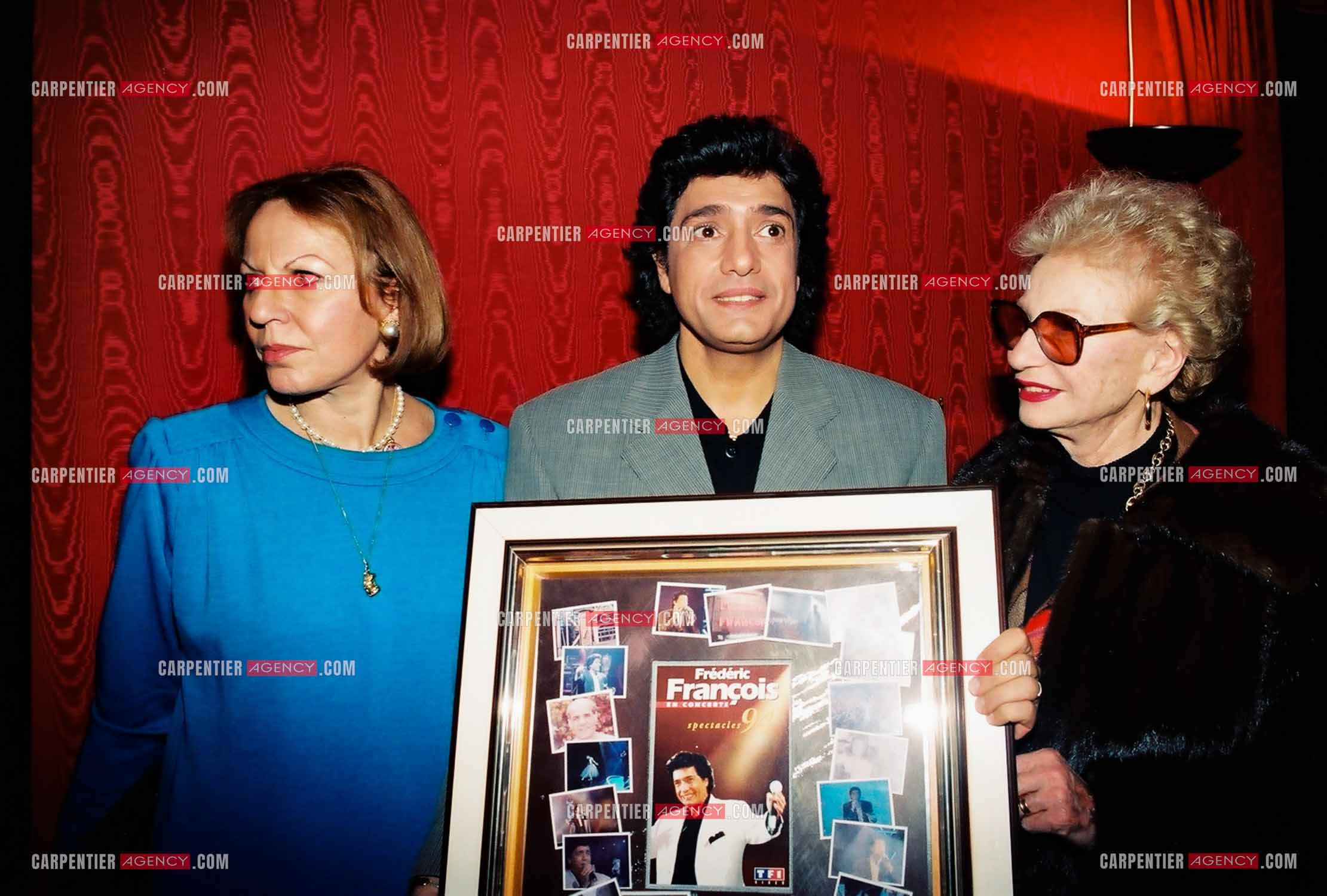 Le chanteur Frédéric François à l'Olympia du 10 au 19 mars 2000. Remise de son disque d'or pour son spectacle de 1994 par sa maison de disque. Frédéric est entouré de Paulette et Patricia Coquatrix.  ( Exclusif )