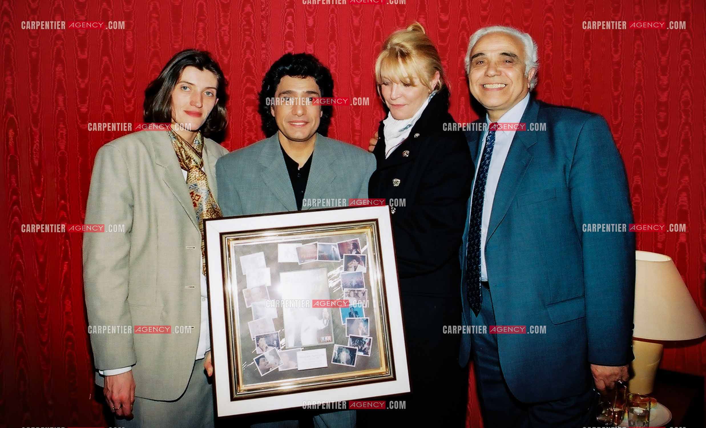 Le chanteur Frédéric François à l'Olympia du 10 au 19 mars 2000. Frédéric est entouré de ses attachées de presse Ann Hanssens Anne-Marie Alman et son manager Moïse Benitha.   ( Exclusif )