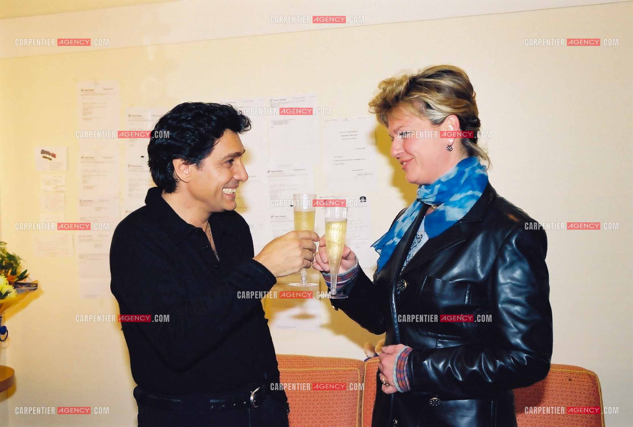 Le chanteur Frédéric François à l'Olympia du 10 au 19 mars 2000. Dans sa loge, Frédéric et la chanteuse Jeane Manson.   ( Exclusif )