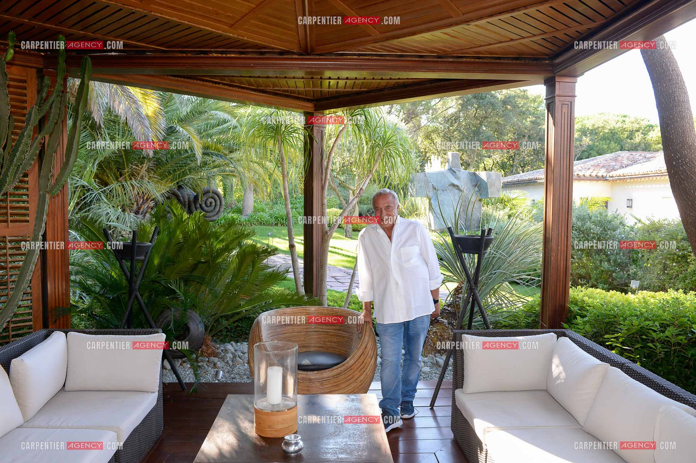 Le créateur de mode Daniel Hechter chez lui dans sa résidence de St Tropez en 2017.   ( Exclusif )