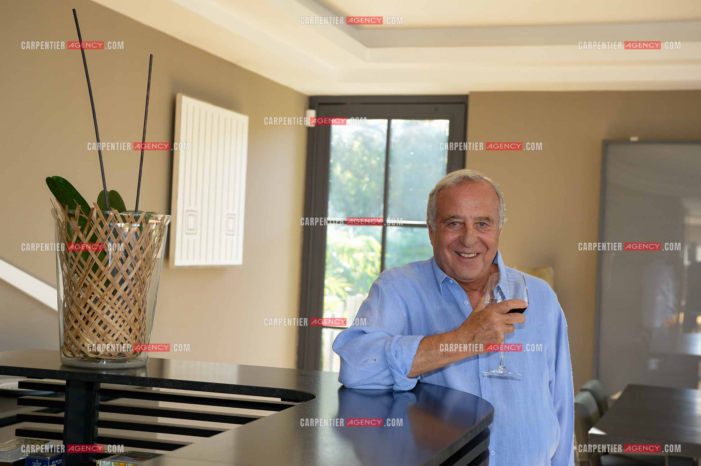 Le créateur de mode Daniel Hechter chez lui dans sa résidence de St Tropez en 2017.   ( Exclusif )