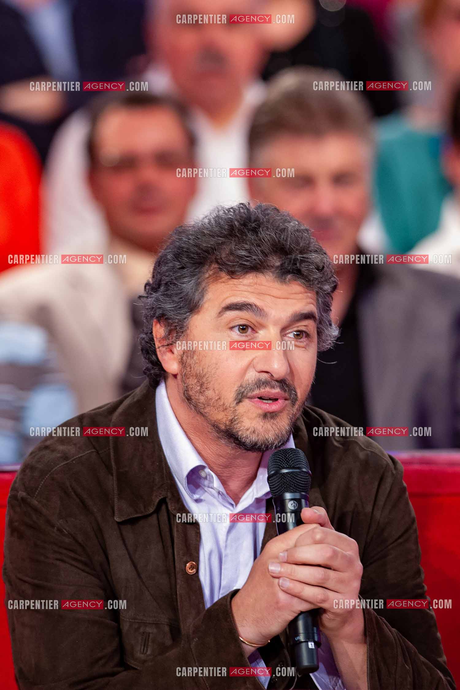 Le chanteur Daniel Levi invité dans l'émission Vivement Dimanche spéciale comédies musicales.