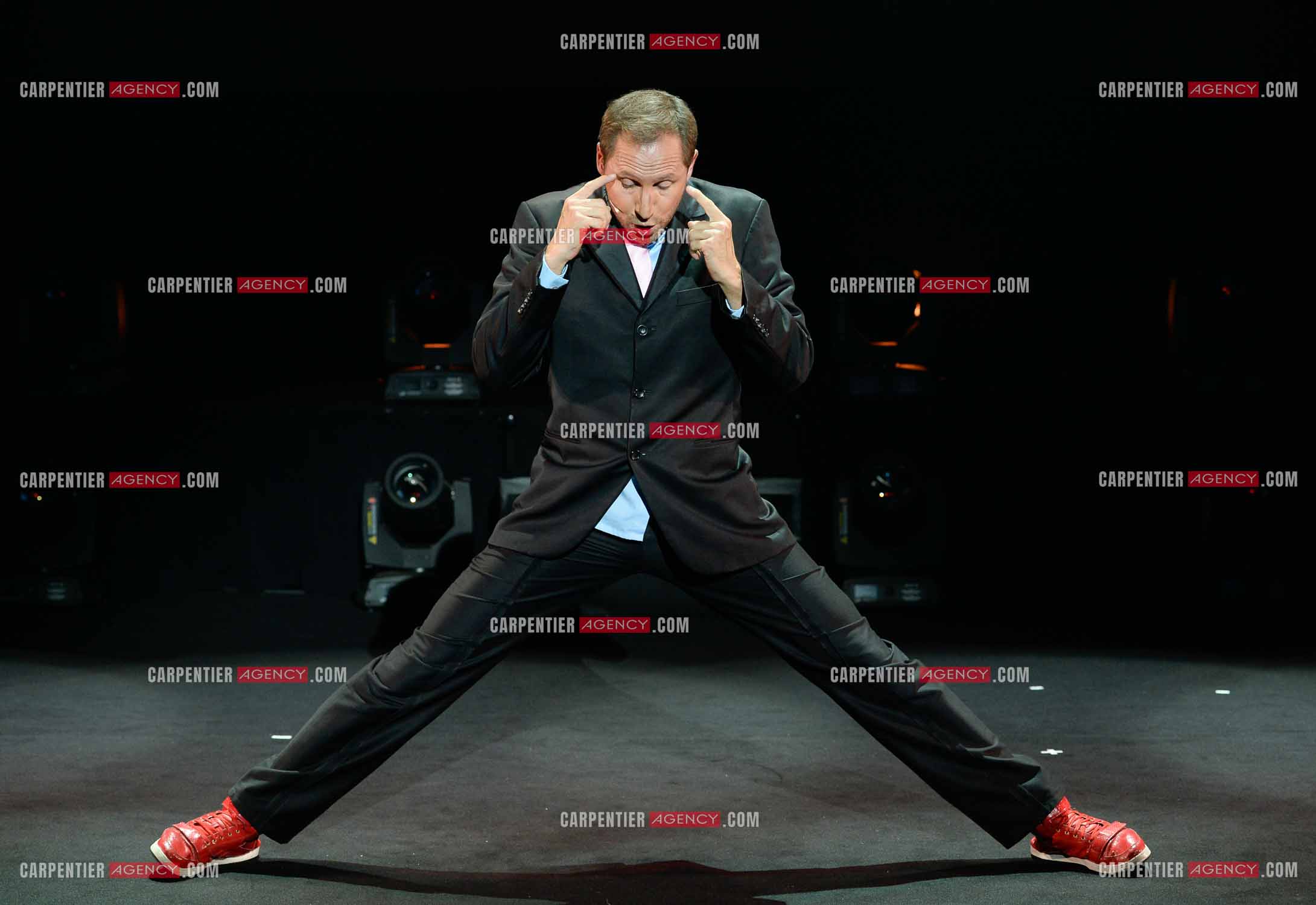 L'humoriste imitateur Dany Mauro imitant l'acteur Jean-Claude Van Damme.