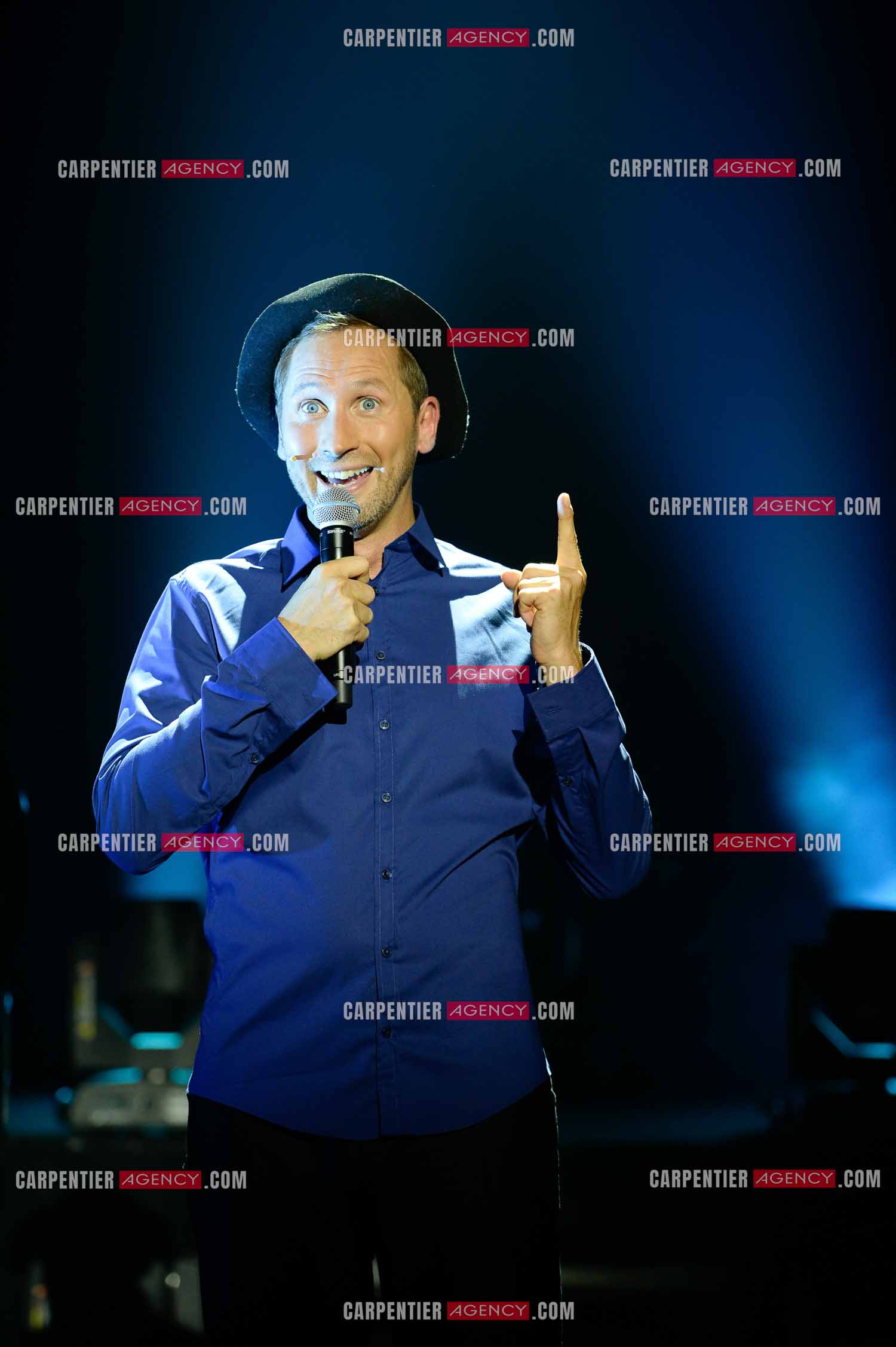 L'humoriste imitateur Dany Mauro imitant le chanteur Charles Trenet.