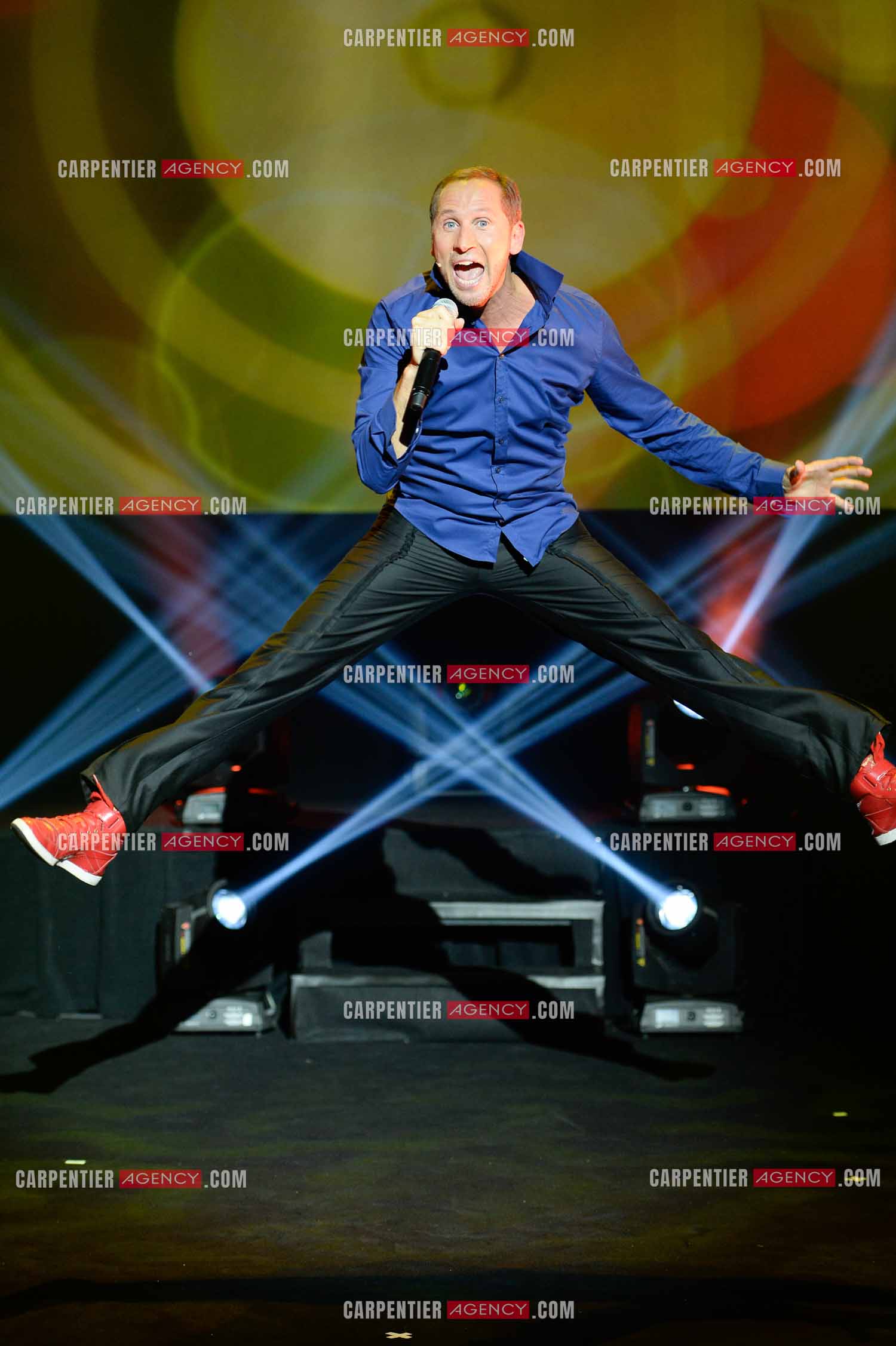 L'humoriste imitateur Dany Mauro imitant le chanteur Christophe Maé.