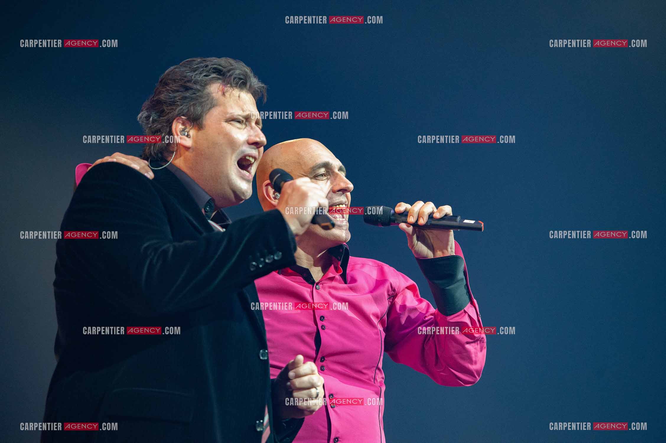 Le groupe Début de Soirée composé de Sacha Goëller et William Picard présenté par Sébastien Cauet lors de la tournée Stars 80.