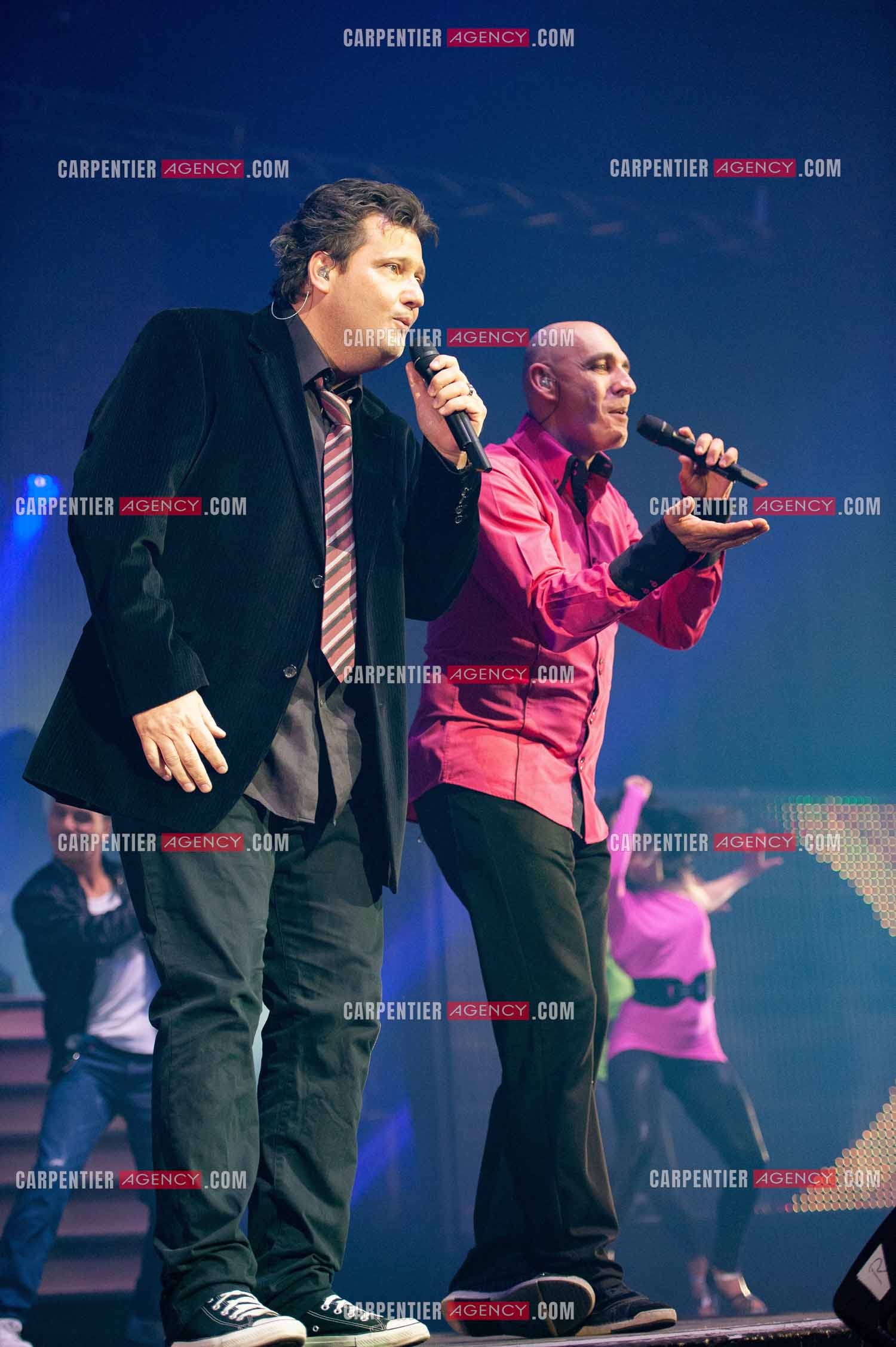 Le groupe Début de Soirée composé de Sacha Goëller et William Picard présenté par Sébastien Cauet lors de la tournée Stars 80.