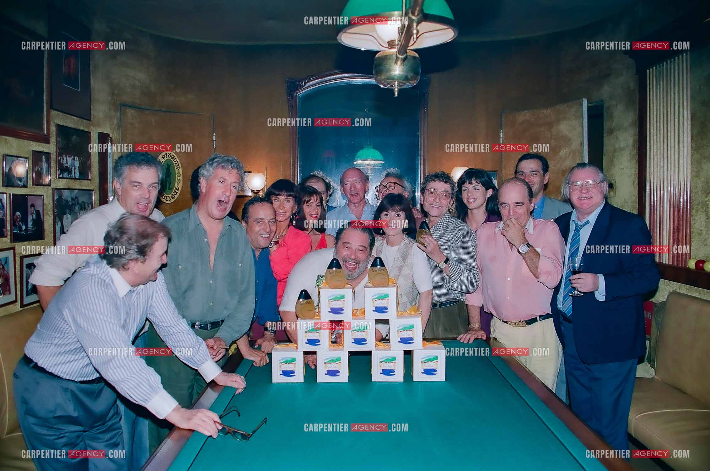 Eddie Barclay chez lui,  Avenue de Friedland à Paris pour fêter son 71 ém anniversaires et en même temps la sortie de son nouveau parfum " St TROPEZ " entouré de tous ses amis. Ici, autour de sa table de billard, Pierre Mondy, Michel Chevalet, Daniel Hechter, Thierry Ardison, Daniele Evenou, Eddie Barclay et sa femme Caroline Barclay, André Bercoff, Darry Cowl et le journaliste Yvon Samuel. Exclusif )